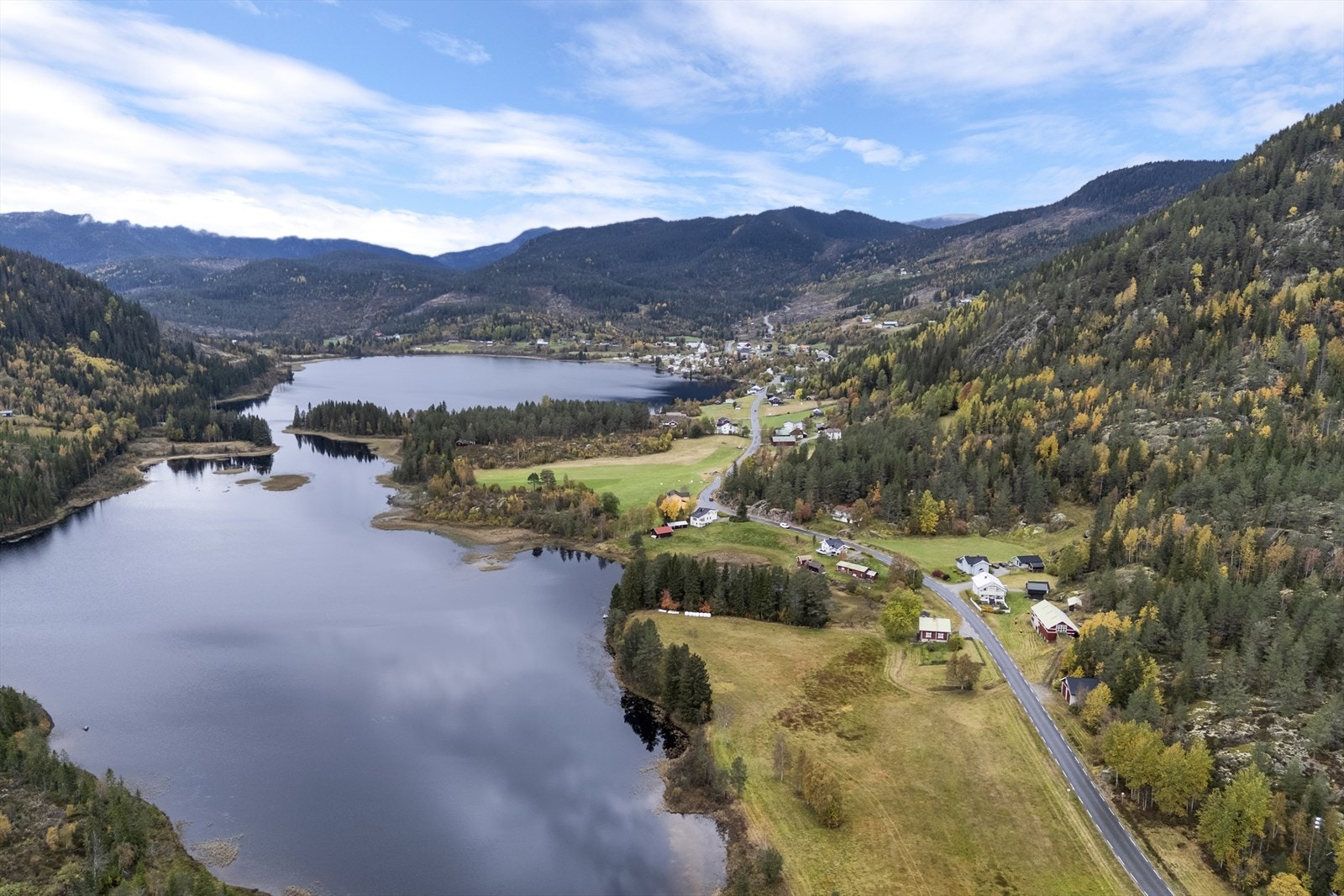 På eiendommen er det oppført våningshus, kårbolig, låve, bur, eldhus og 2 doble garasjer. Galleribilde