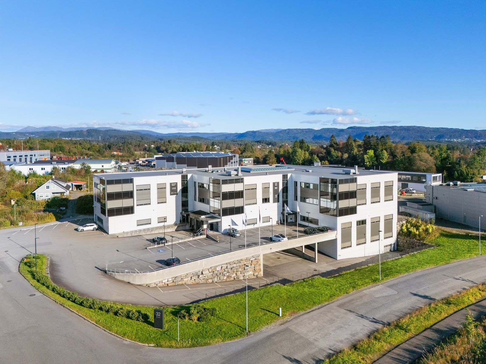 Velkommen til Espehaugen 32 presentert av Stephane B. Trotta i EiendomsMegler1 Næringseiendom