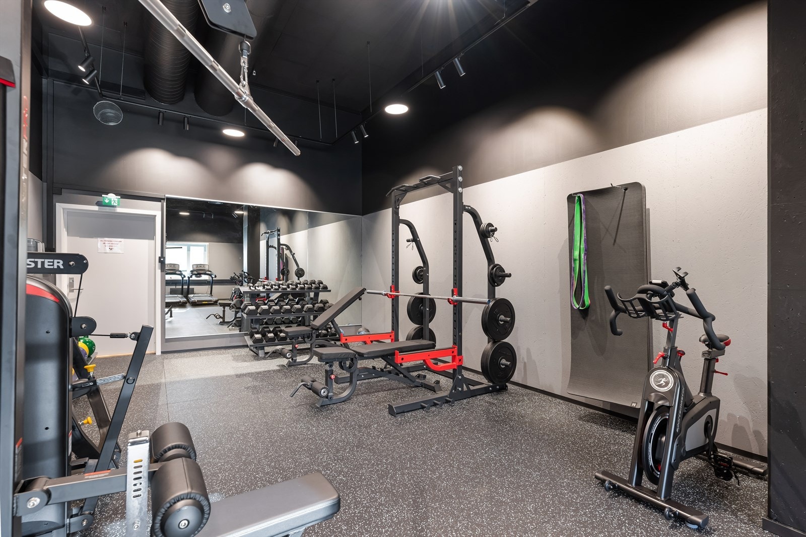 Moderne treningsrom for byggets leietakere.