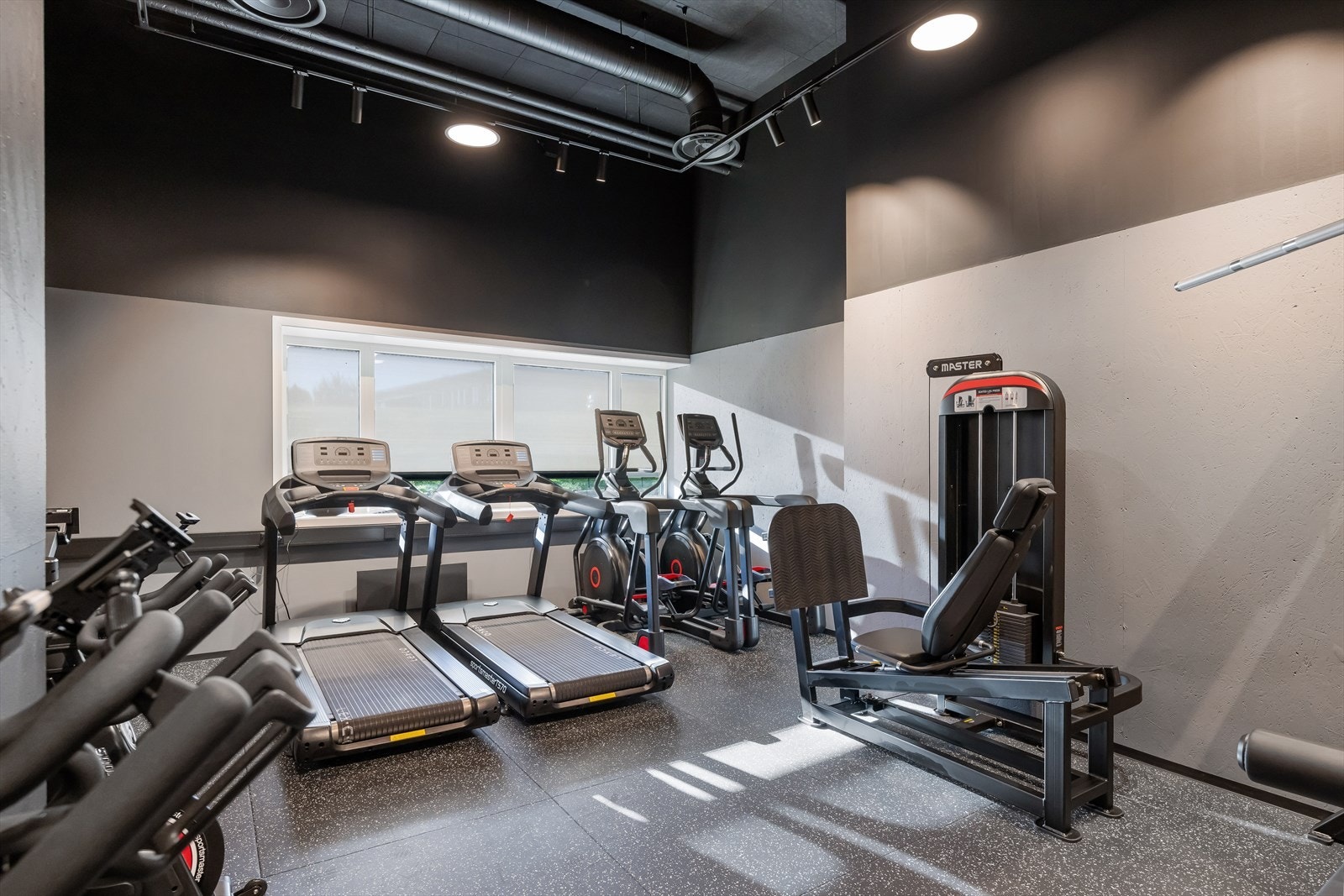 Moderne treningsrom for byggets leietakere.