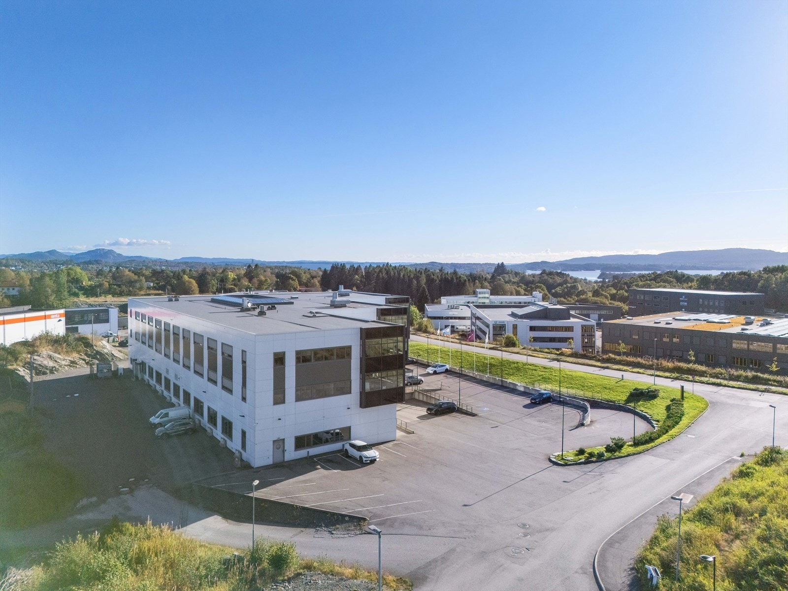 Eiendommen er sentralt lokalisert i Espehaugen i umiddelbar nærhet til Bergen Lufthavn Flesland. Gode parkeringsforhold på eiendommen både utendørs og i egen parkeringsgarasje.