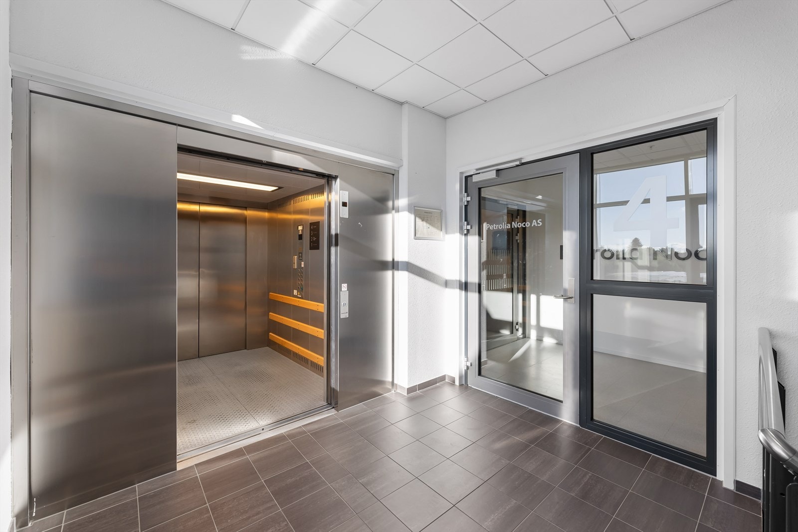 Kontorlokalene i 2. og 4. etasje er tilgjengelig via personheis.