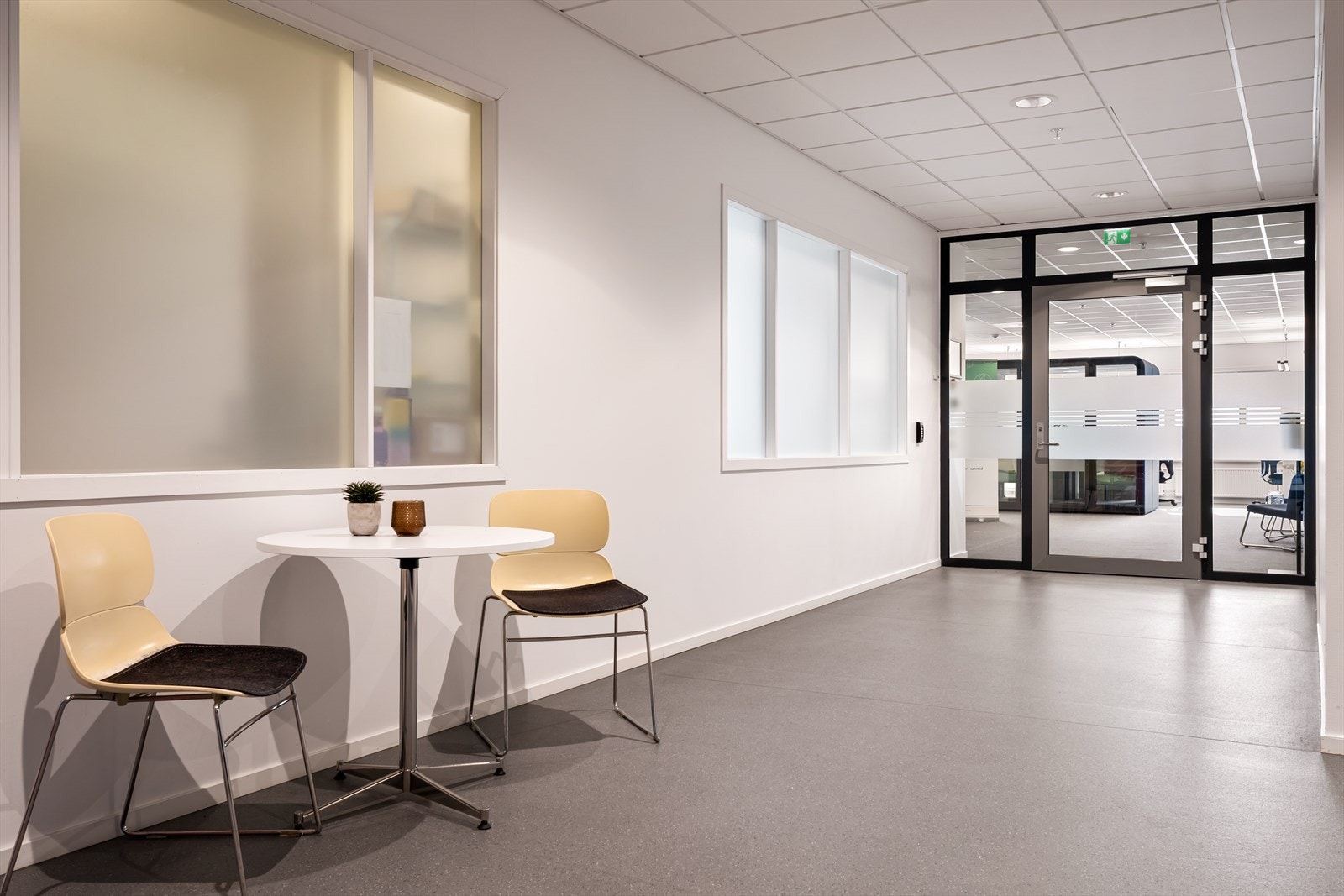 Inngangsparti til de ledige lokalene i 2. etg.