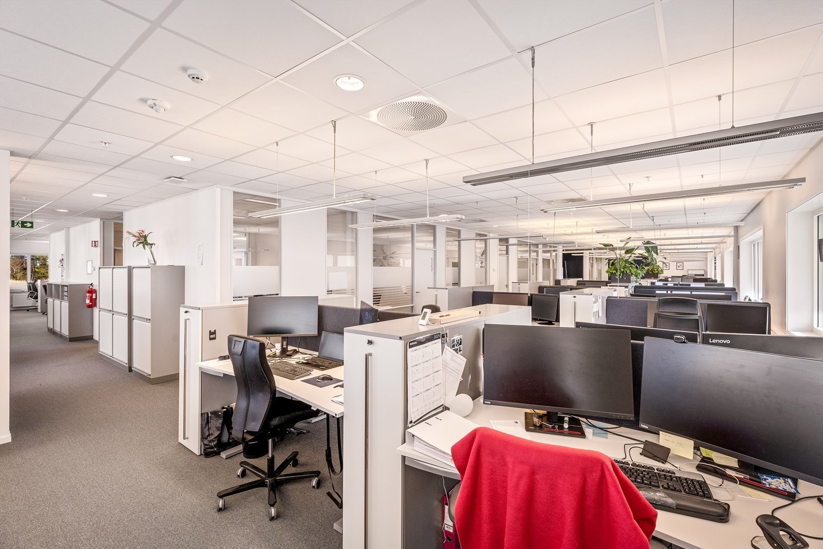 Bilde fra ledige lokaler i 2. etasje, ca. BTA 700 m². Mulig å dele opp arealet for 2 leietakere.