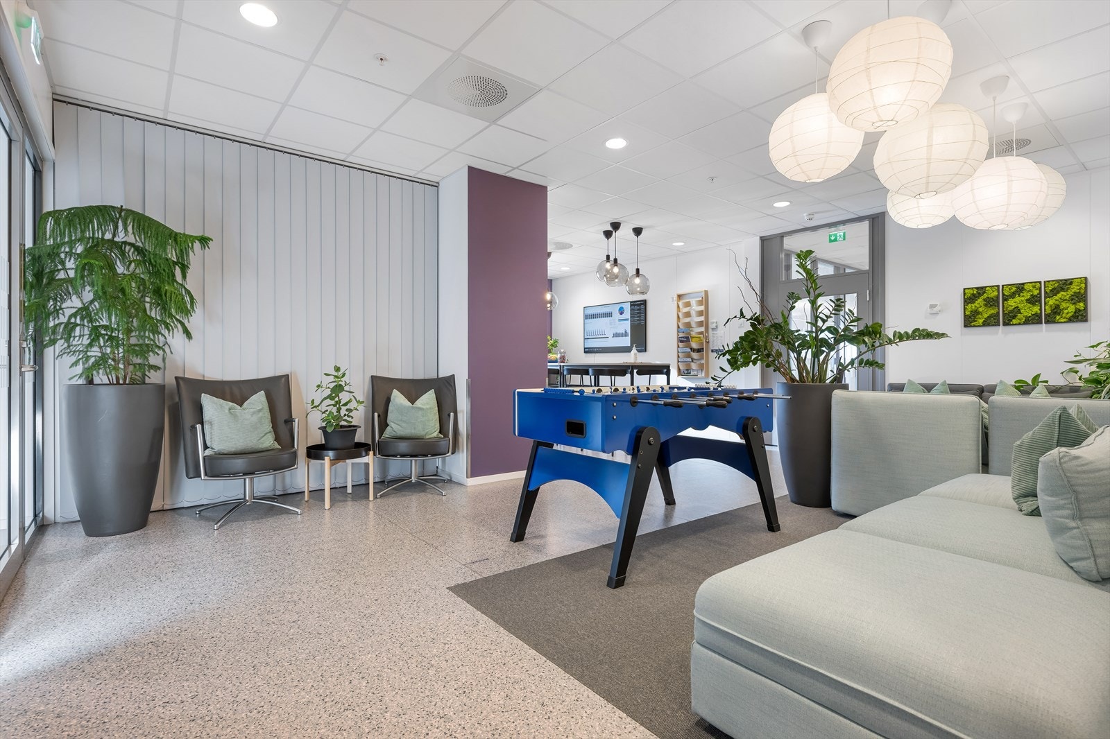 Sosial sone og kjøkken ved inngangen til lokalene.