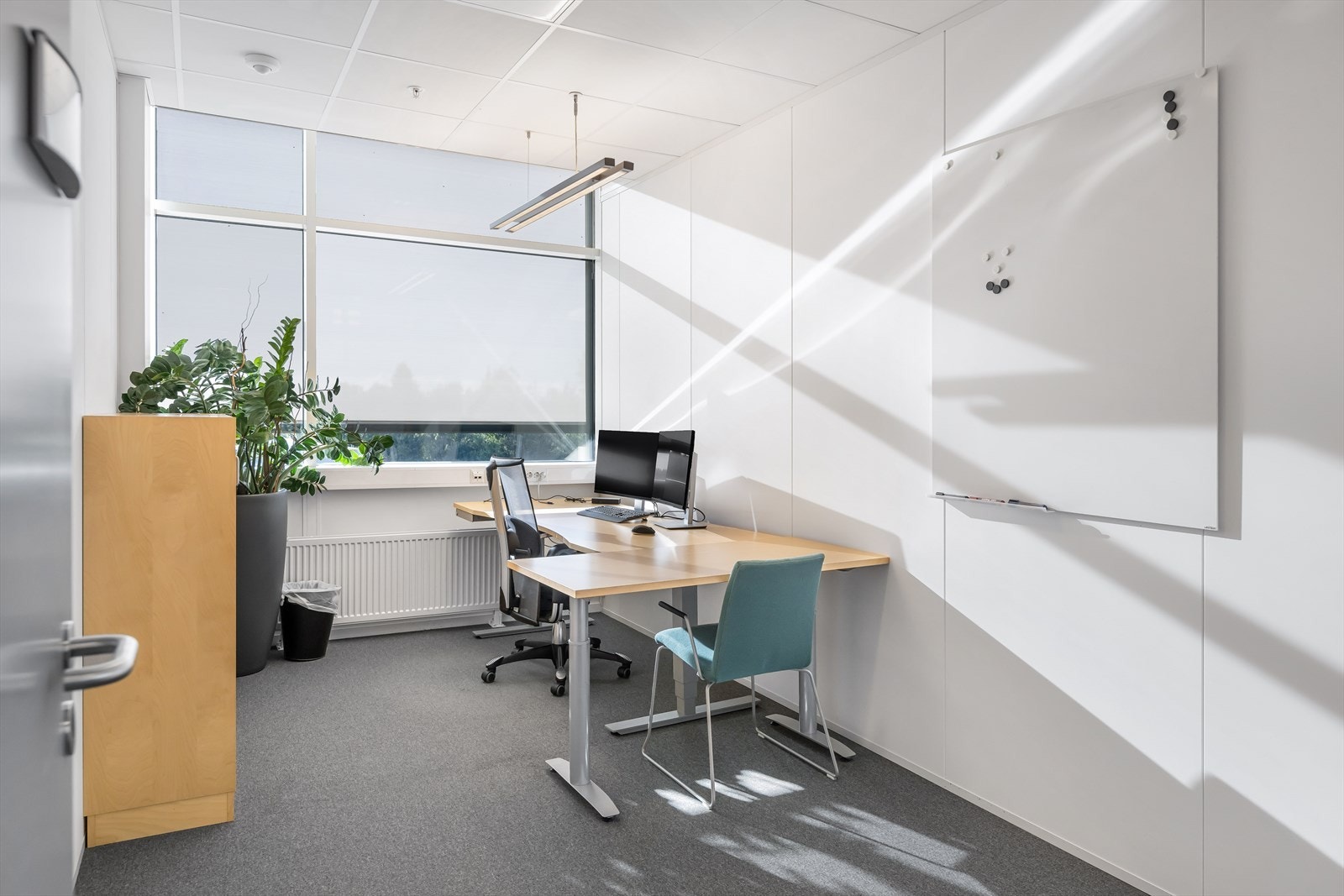 Det er i dag 5 cellekontor i de ledige lokalene i 4. etg. BTA XXX m².