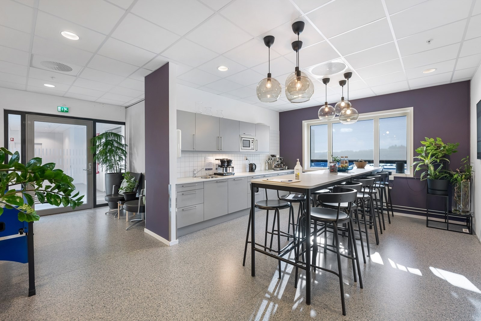 Kjøkken og sosial sone ved inngangen til lokalene.