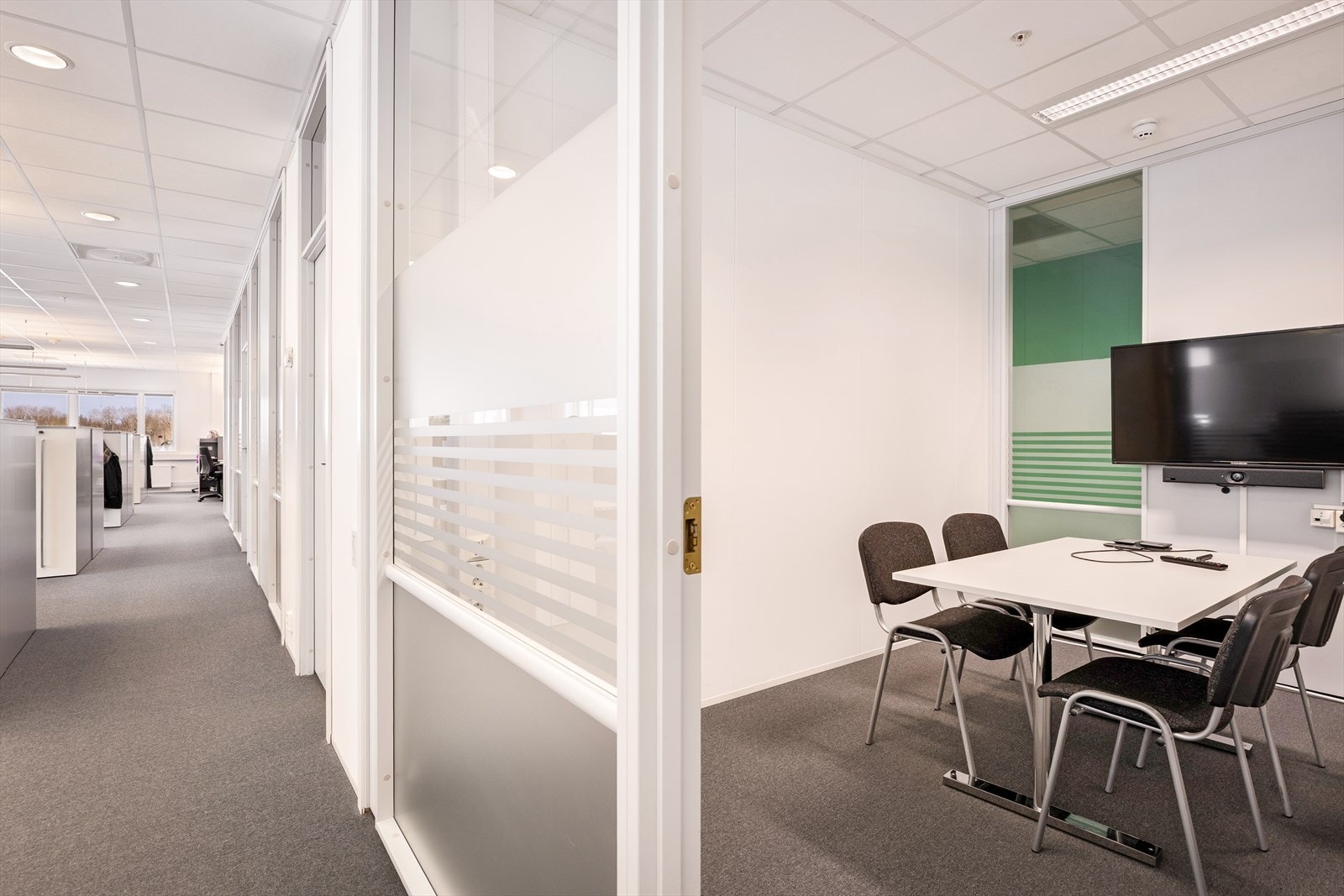 Romslige, lyse stille-/møterom.