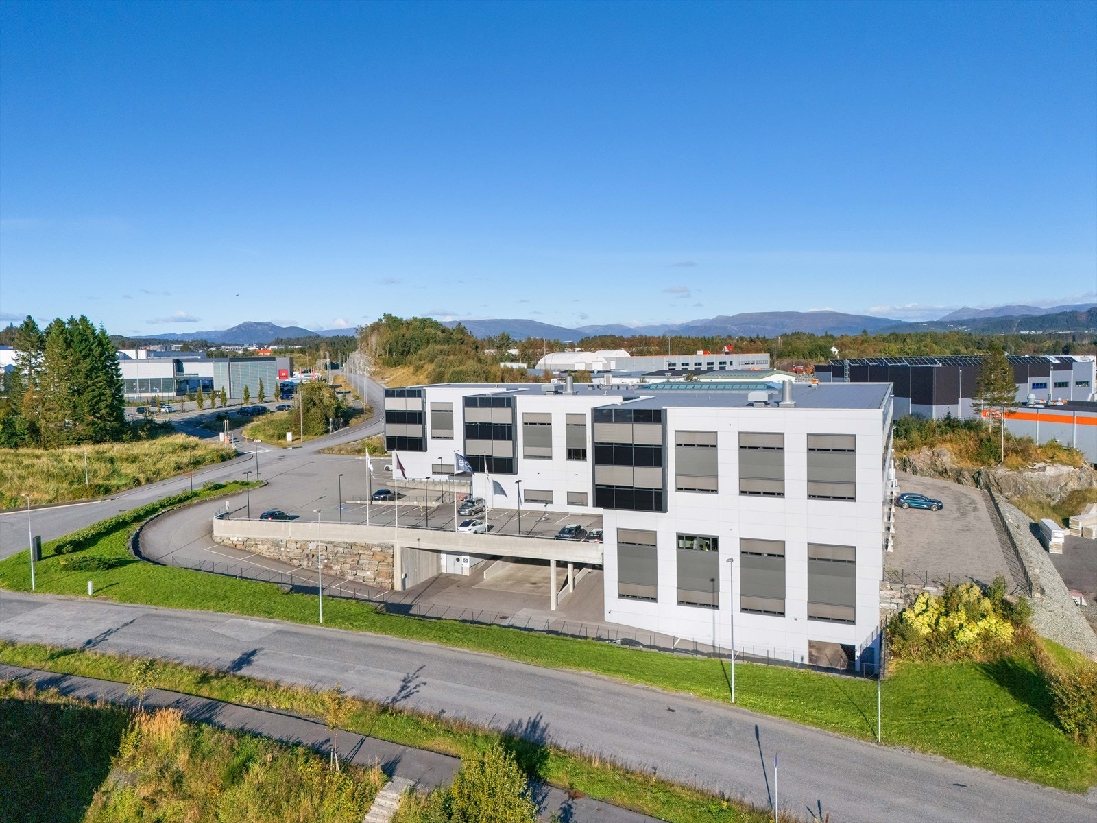 Eiendommen er sentralt lokalisert i Espehaugen i umiddelbar nærhet til Bergen Lufthavn Flesland. Gode parkeringsforhold på eiendommen både utendørs og i egen parkeringsgarasje.