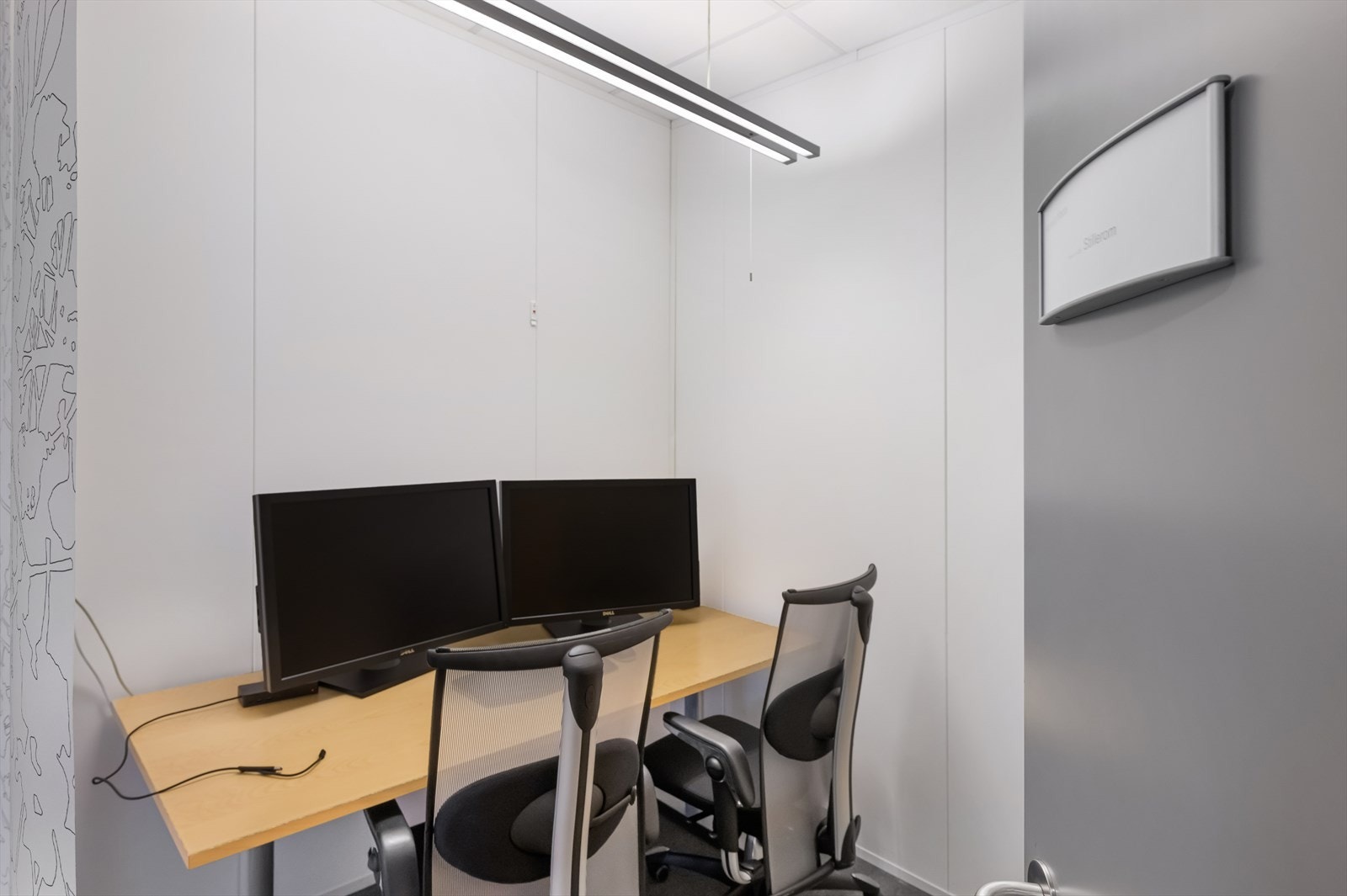 De ledige lokalene i 4. etg. har 2 stille-/teamsrom.