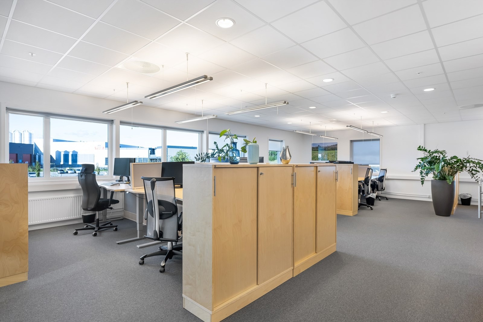 Landskapet i de ledige lokalene i 4. etg. er i dag møblert med 16 arbeidsplasser.