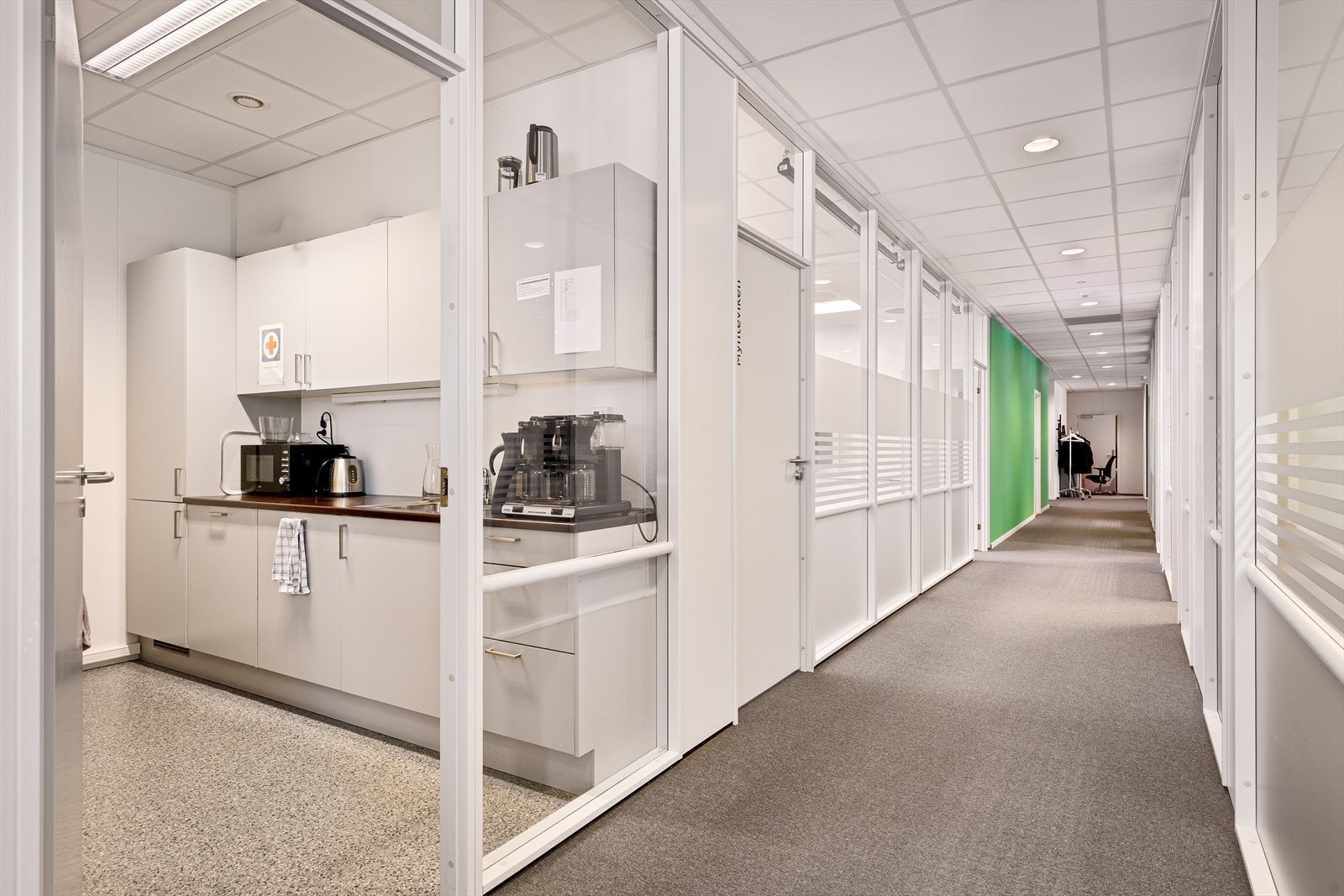 Bygget har egen kantine, men det er 