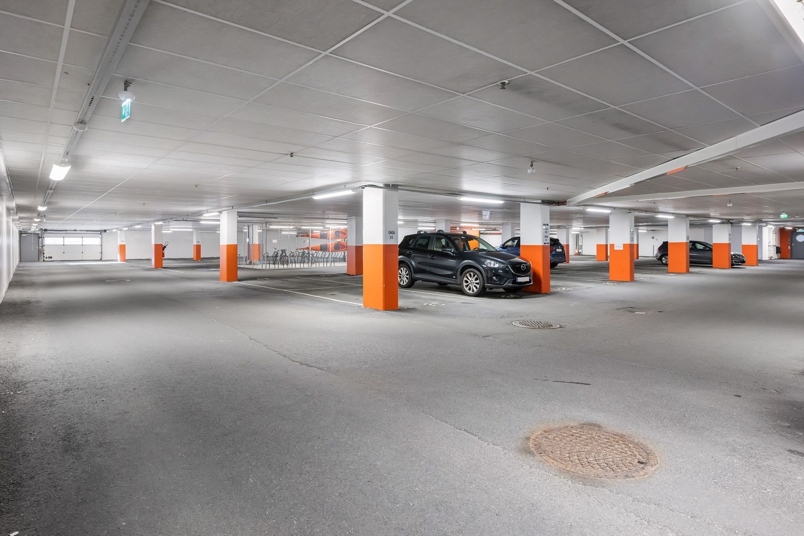 Gode parkeringsforhold i egen parkeringsgarasje i bygget.