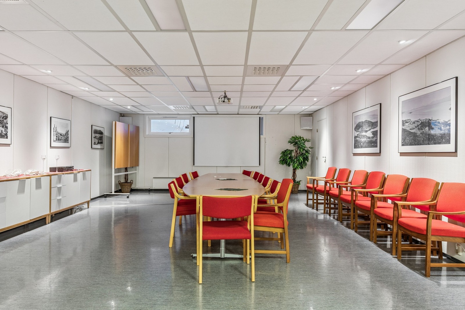 Spiserom, møterom og 1.ets Galleribilde