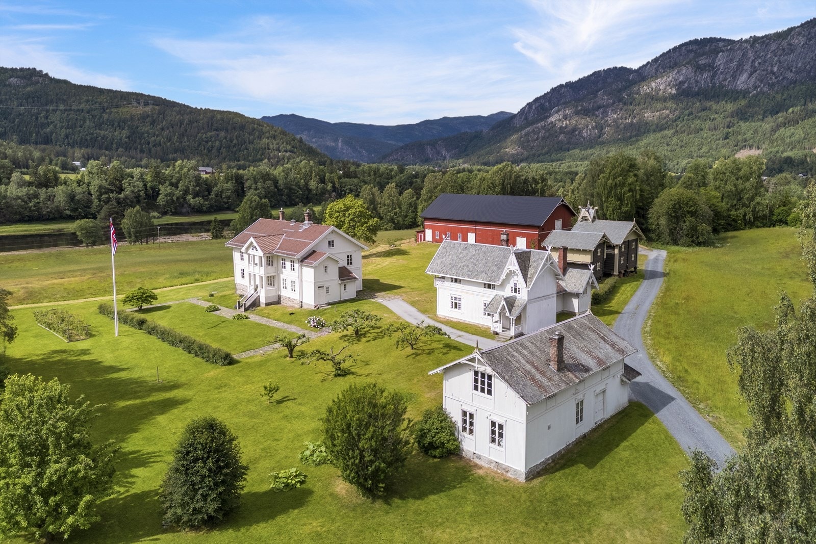 Idyllisk gårdstun på østsiden av Hallingdalselva Galleribilde