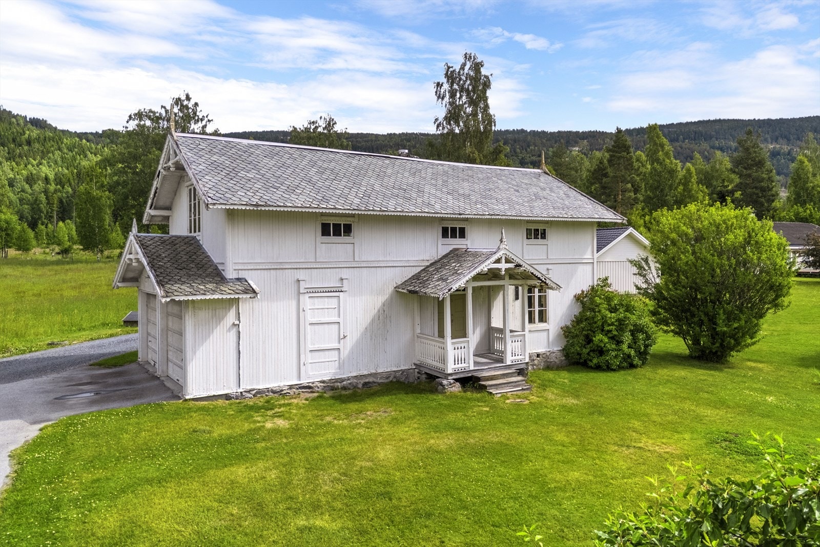 Drengestua er en eldre bygning med opprinnelig funksjon som bolig for gårdsarbeidere. Bygningen har i dag bruksverdi som garasje, lager og snekkerverksted-/hobbyrom Galleribilde