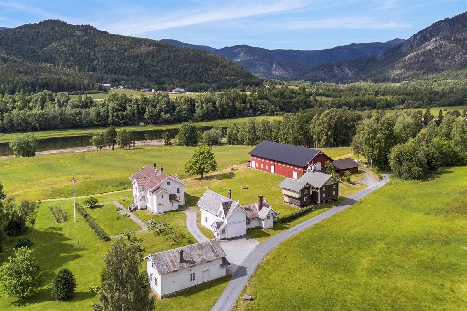 Velkommen til Nordre Heie - Gården regnes som en av de best bevarte storgårdene i Hallingdal! Galleribilde
