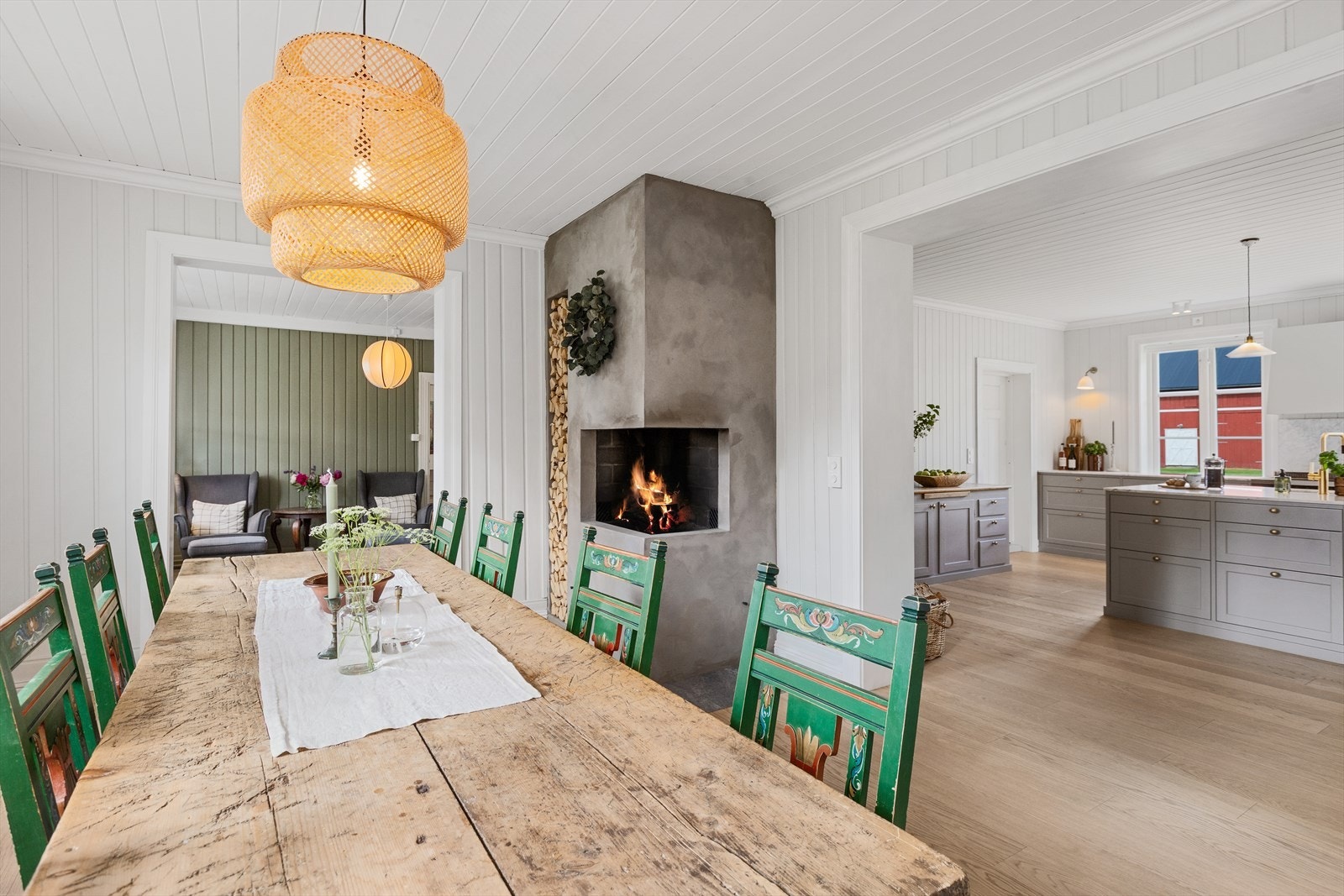 Spisestue med god plass til storfamilien Galleribilde