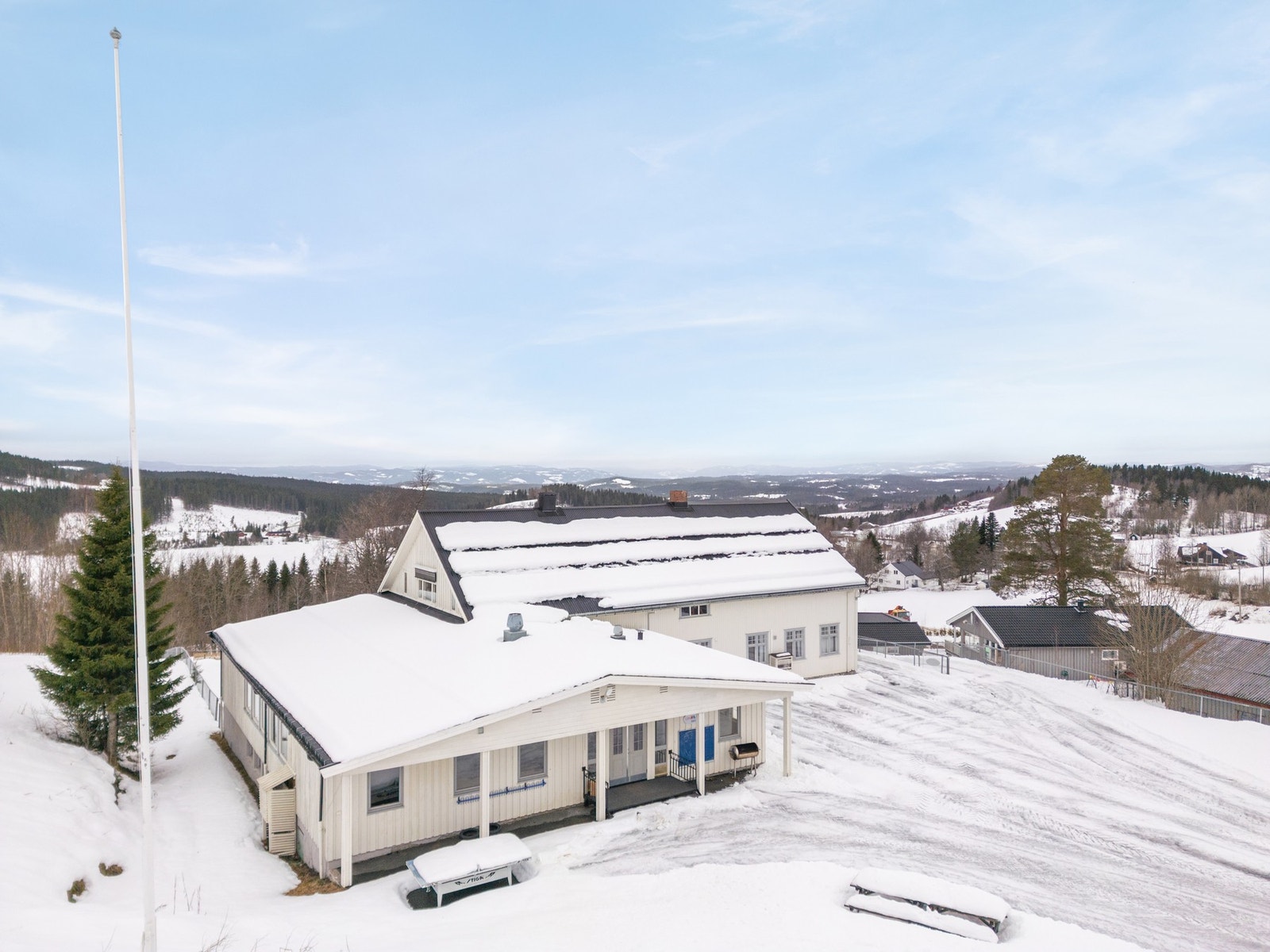Eiendommen ligger landlig og rolig til i Landåsbygda, med nærhet til flotte friluftsområder og Landåsvatnet. Galleribilde