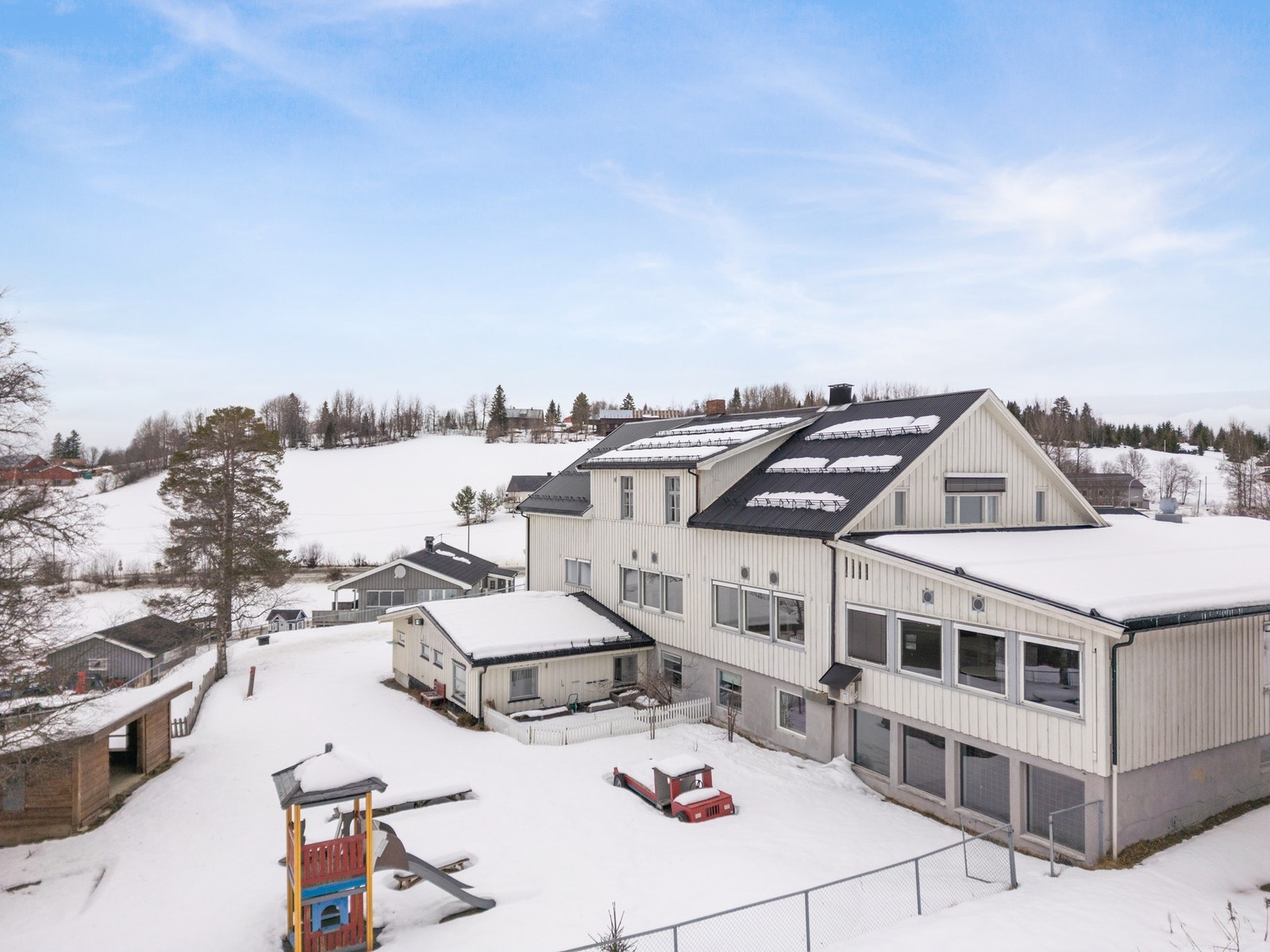 Eiendommen har vært i bruk til skole- og barnehagedrift frem til 2025, og er jevnlig vedlikeholdt, men det må påregnes noe oppgradering. Galleribilde