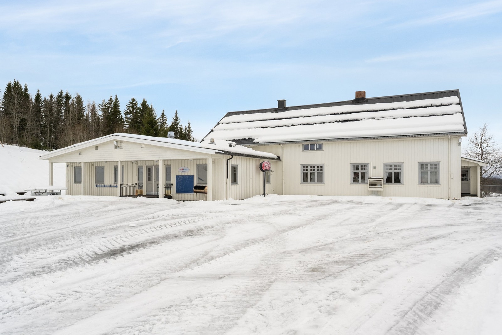Tomten er romslig og gir potensial for videre utvikling eller bruksendring, for eksempel til bolig, forsamlingslokale eller annen virksomhet, forutsatt nødvendige godkjenninger. Galleribilde