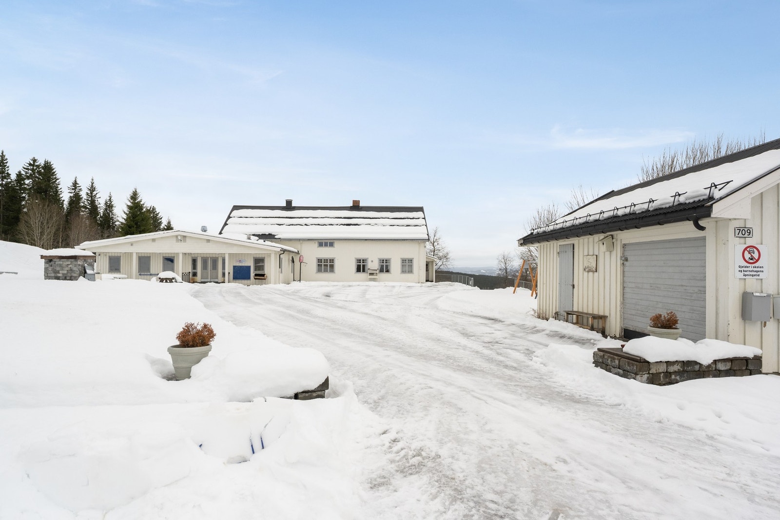 Landås skole er en eiendom med historie og gode utviklingsmuligheter. Den opprinnelige bygningen fra 1923 er oppført i laftet tømmer over to plan med kjeller, og er senere utvidet med tilbygg fra 1970- og 1980-tallet. Galleribilde