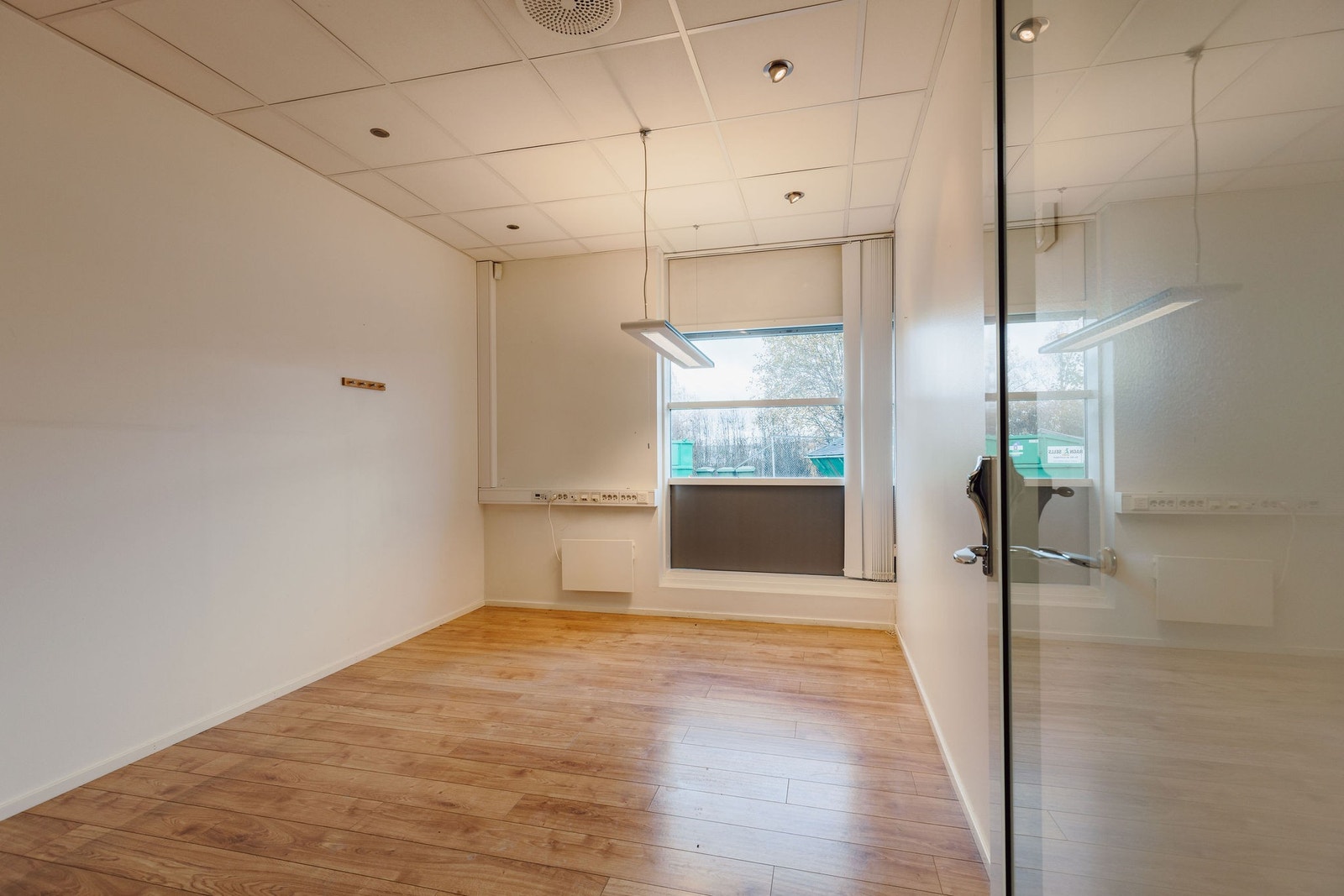 Stilrent kontor med godt lys Galleribilde
