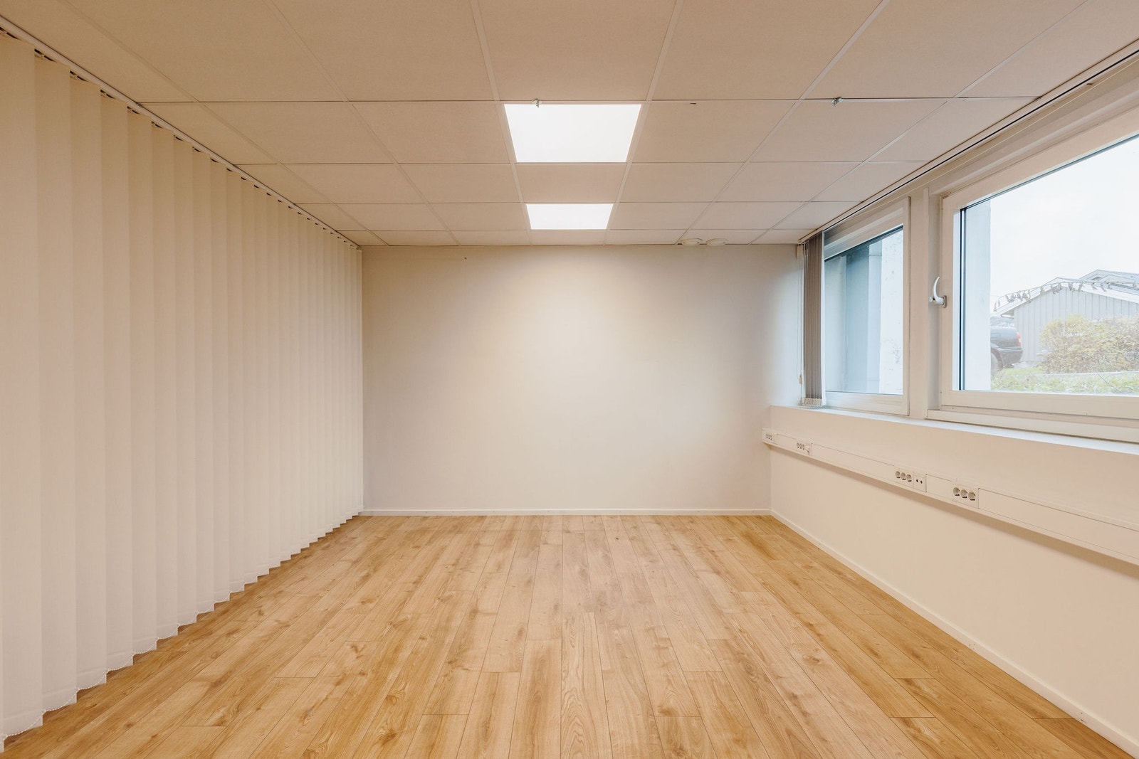 Stilrent kontor med godt lys Galleribilde