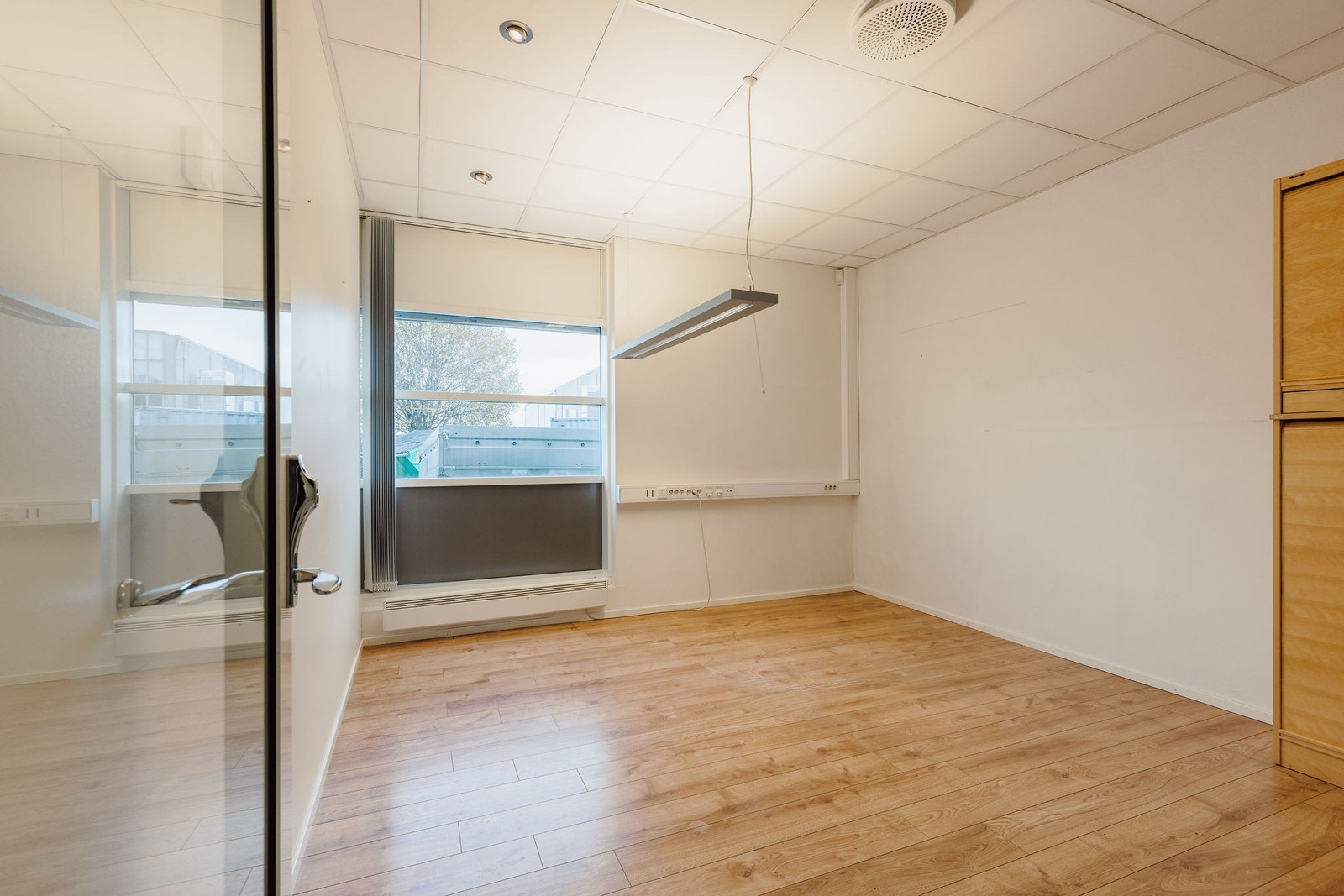 Stilrent kontor med godt lys Galleribilde
