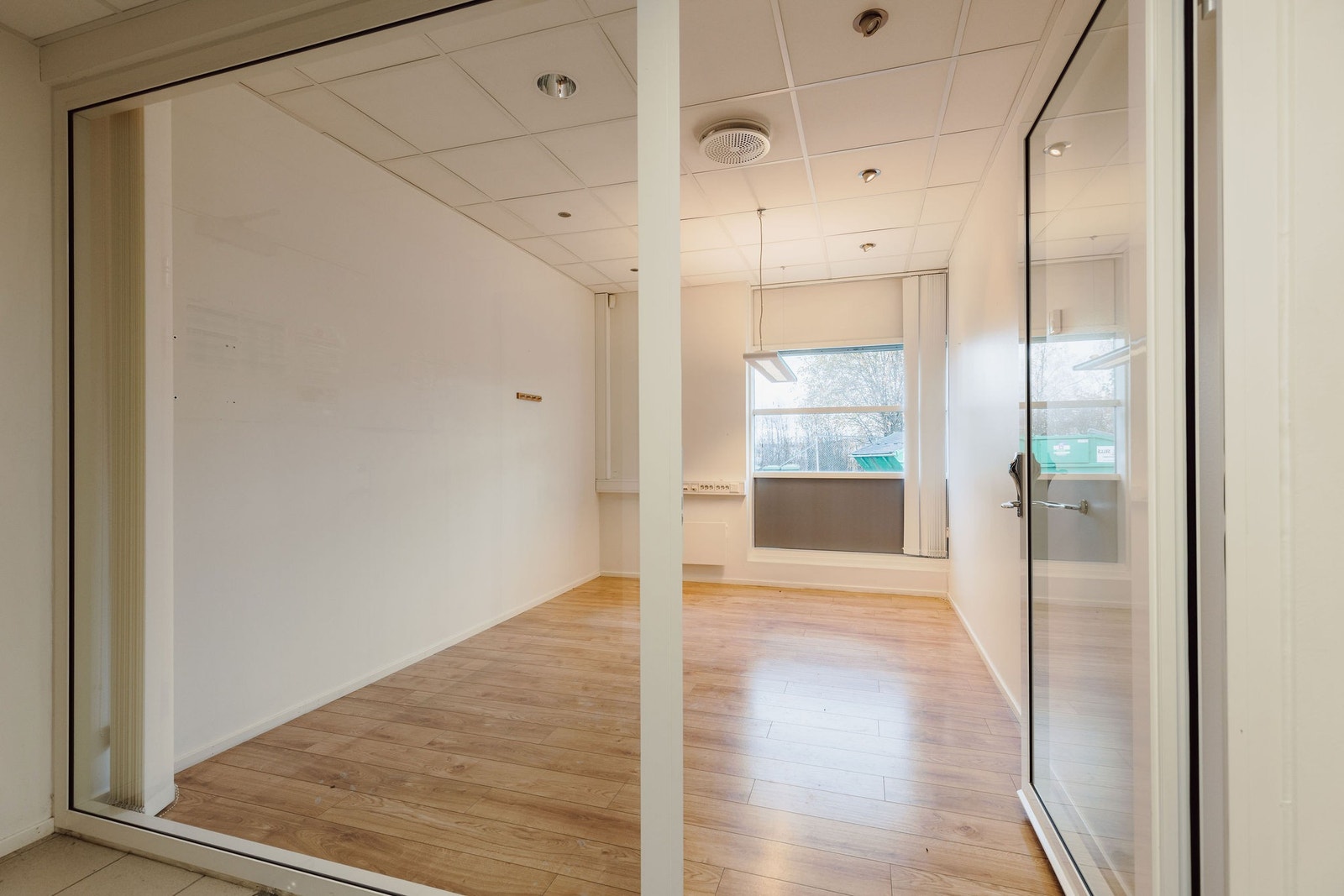 Stilrent kontor med godt lys Galleribilde