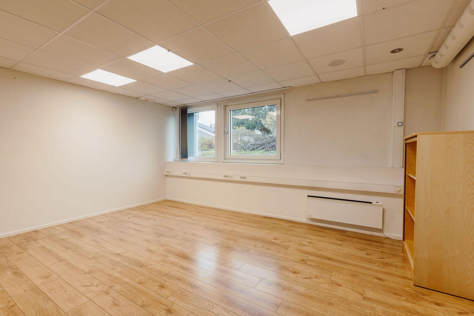 Stilrent kontor med godt lys Galleribilde