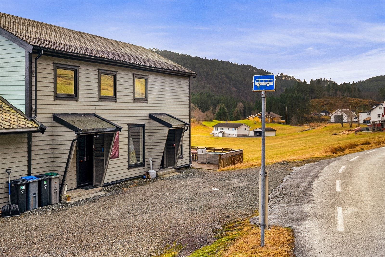 Busstopp like utfor døren som tar deg i retning Os sentrum. Galleribilde