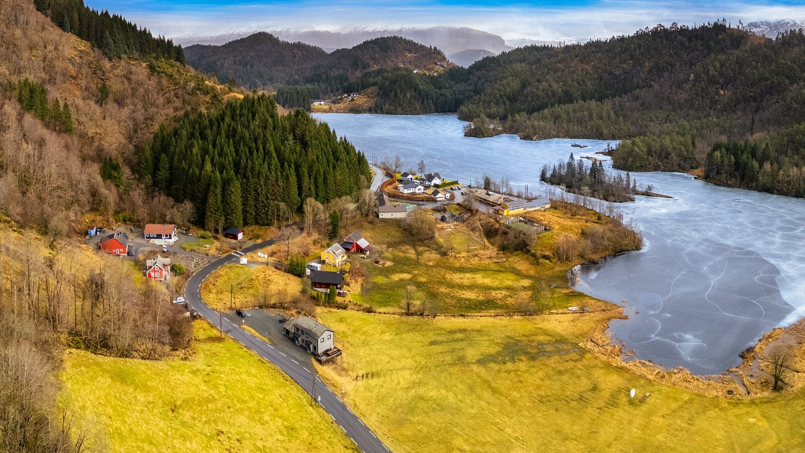 Nærområde består av spredt bolig bebyggelse og landbrukseiendommer. Galleribilde