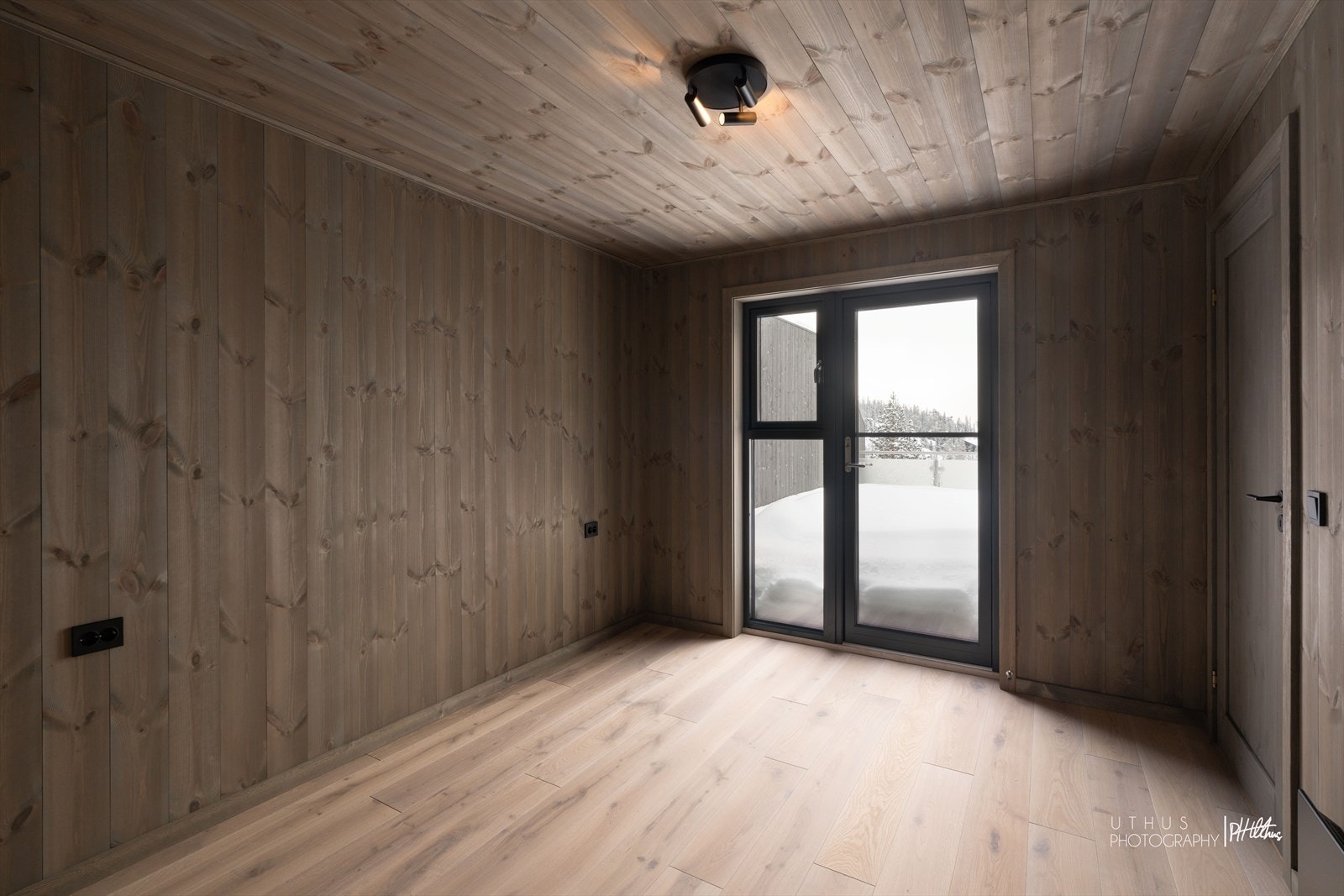 Hovedsoverom i 2. etasje med en-suite bad og direkte utgang til terrasse. Galleribilde