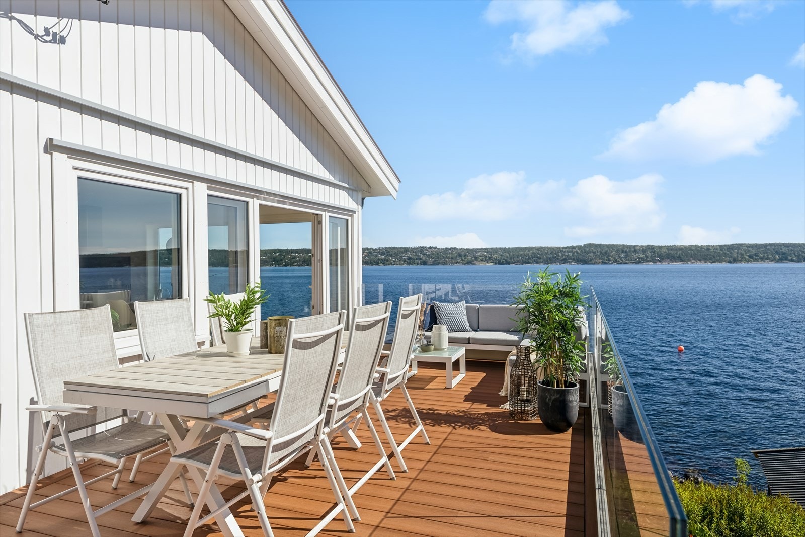Sydvendt terrasse på ca. 20 m² terrasse med glassrekkverk. Galleribilde