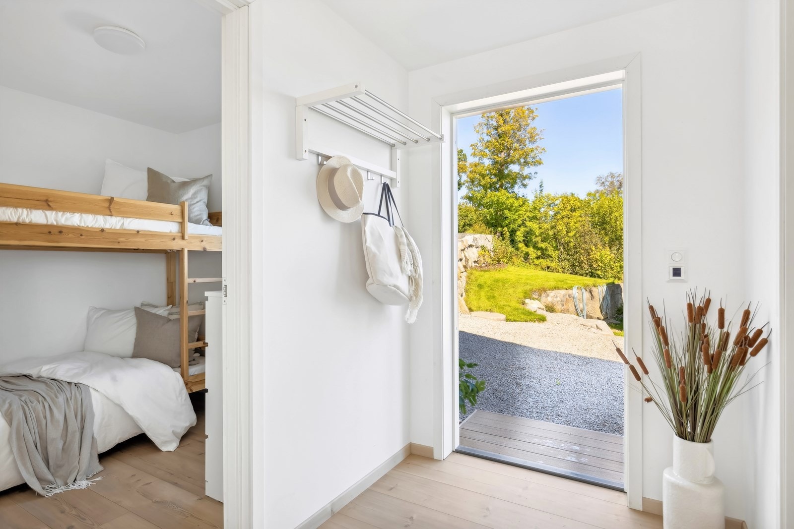 Entréen gir et godt førsteinntrykk med parkettgulv og god plass til oppbevaring av yttertøy. Galleribilde