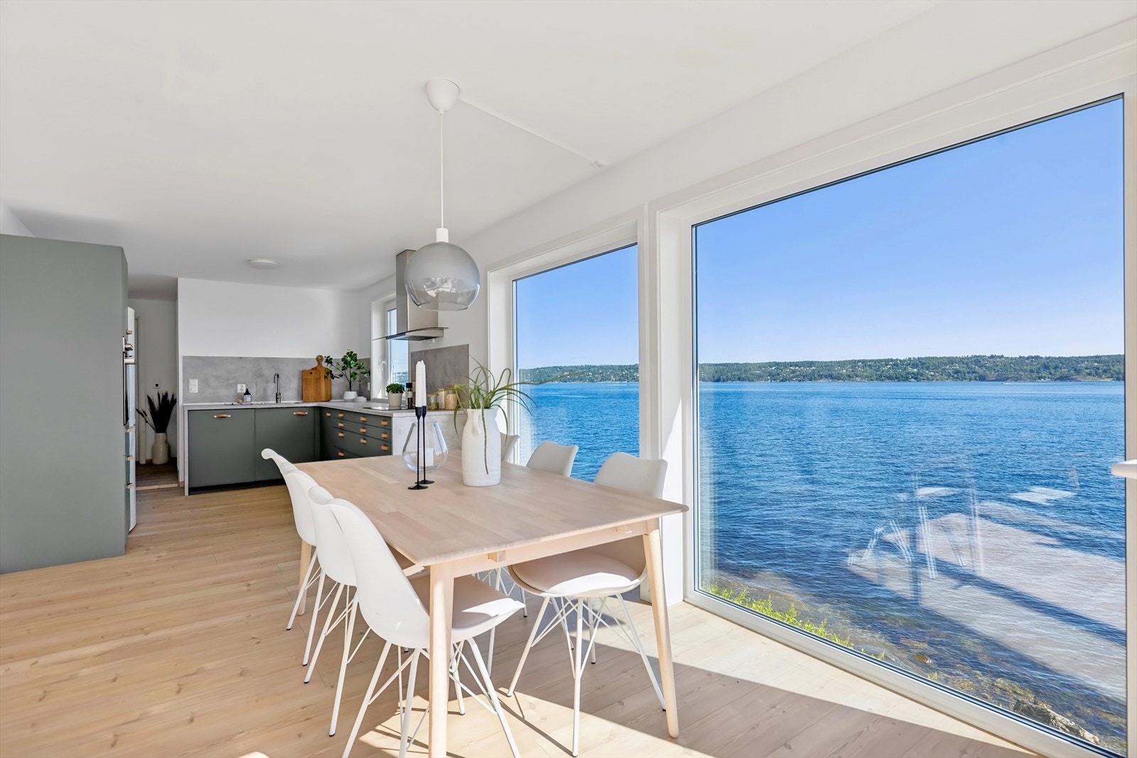 Med vakker utsikt, direkte tilgang til sjøen og gode solforhold, er dette det perfekte stedet for rekreasjon og hyggelige stunder året rundt. Galleribilde