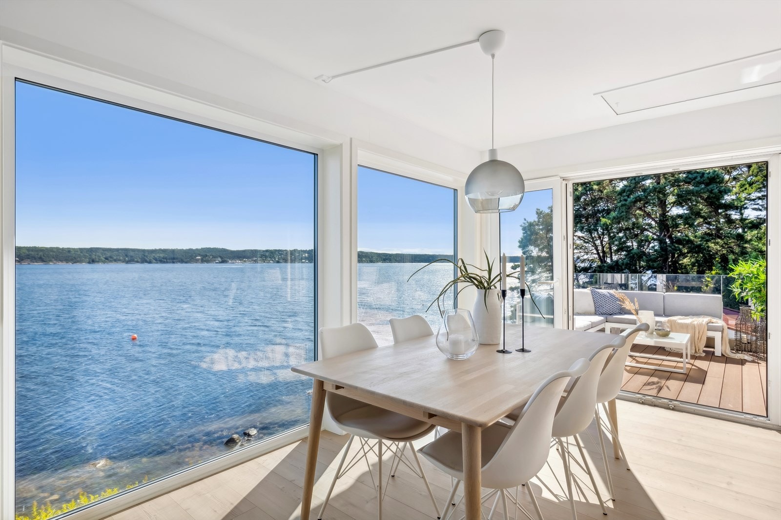 Store vindusflater gir en fantastisk utsikt mot sjøen og slipper inn rikelig med naturlig lys. Galleribilde
