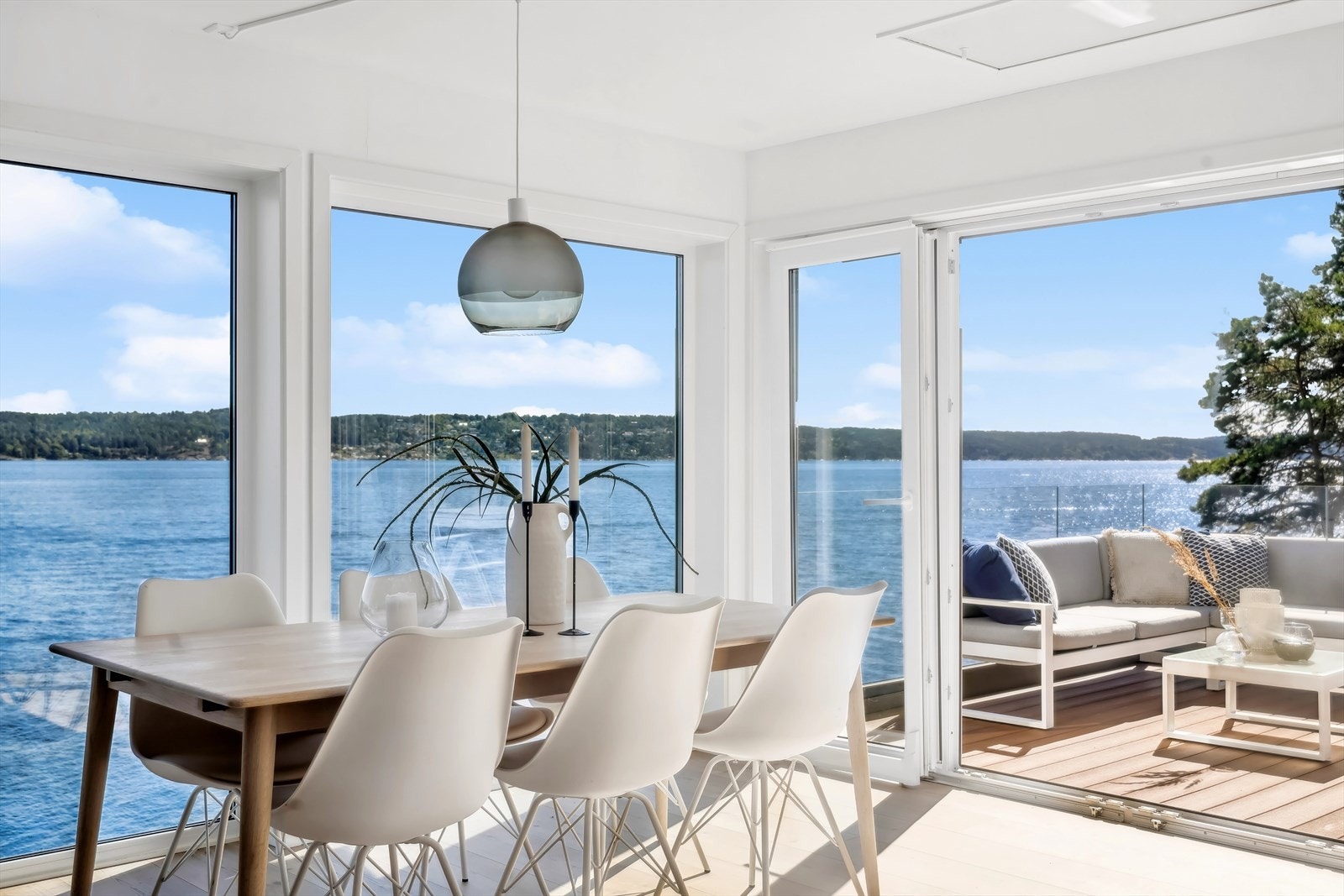 Med direkte utgang til en sydvendt terrasse blir dette en naturlig forlengelse av oppholdsrommet på varme sommerdager. Galleribilde