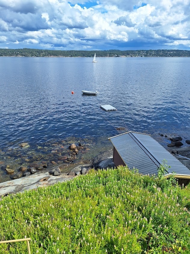 båthus med bøyer. Galleribilde