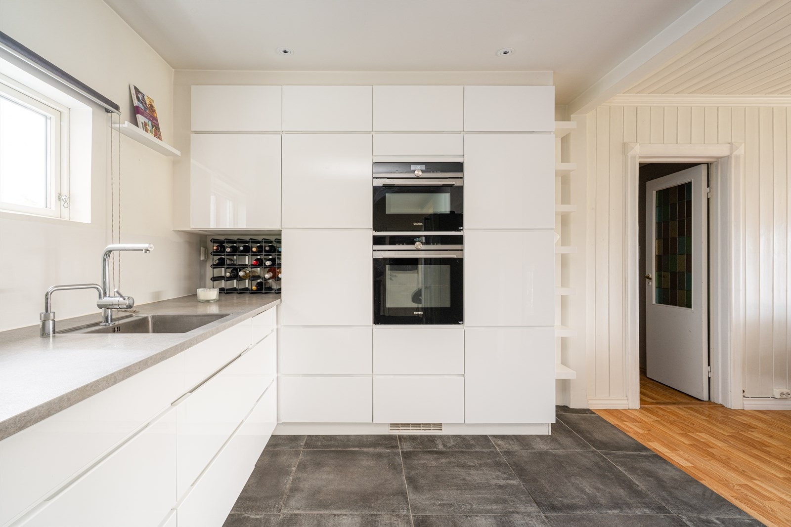 Her er det godt med skap-plass, samt at det er gode arbeidsflater på laminerte benkeplater. Galleribilde