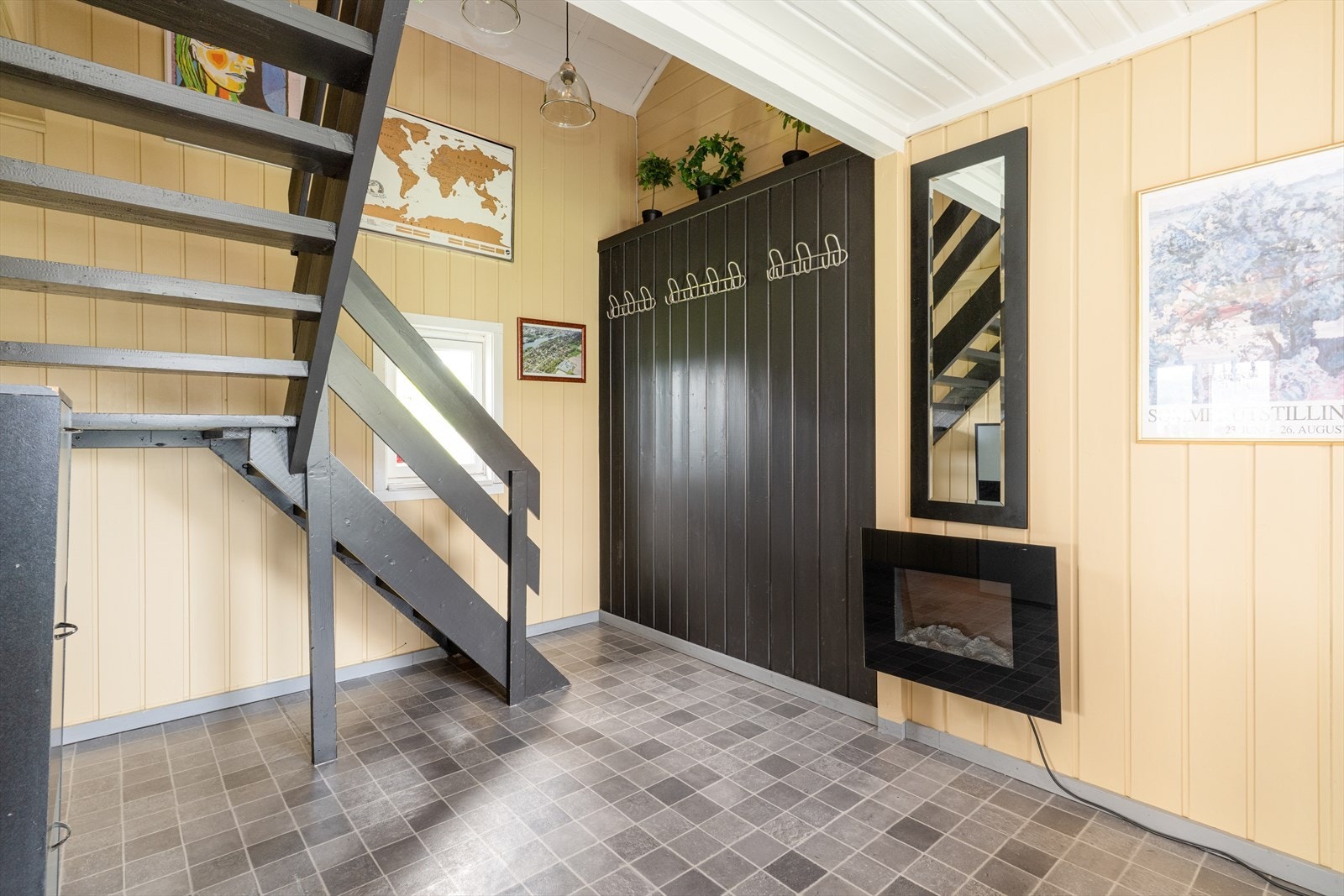 Gangen er av god størrelse, med plass til sko- og ytterklær. Stort glassfelt i dør inn mot kjøkkenet. Galleribilde