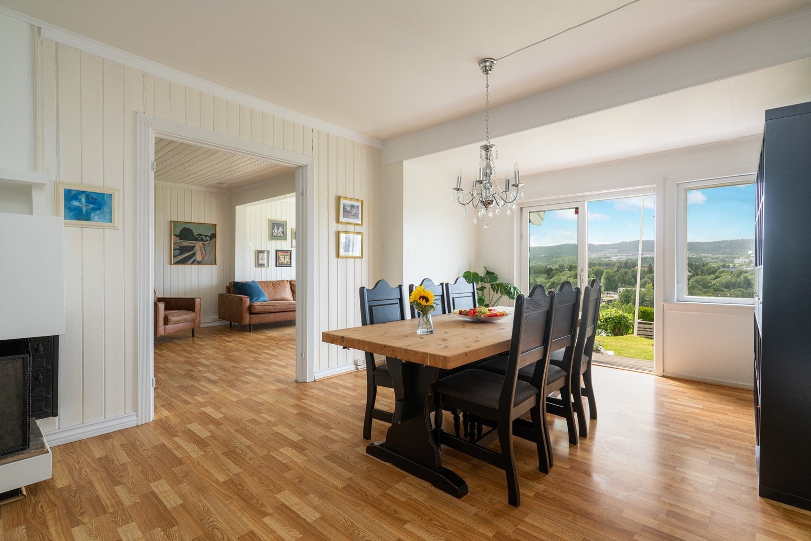 Spisestua har plass til et romslig spisemøblement med god plass til hele familien. Galleribilde