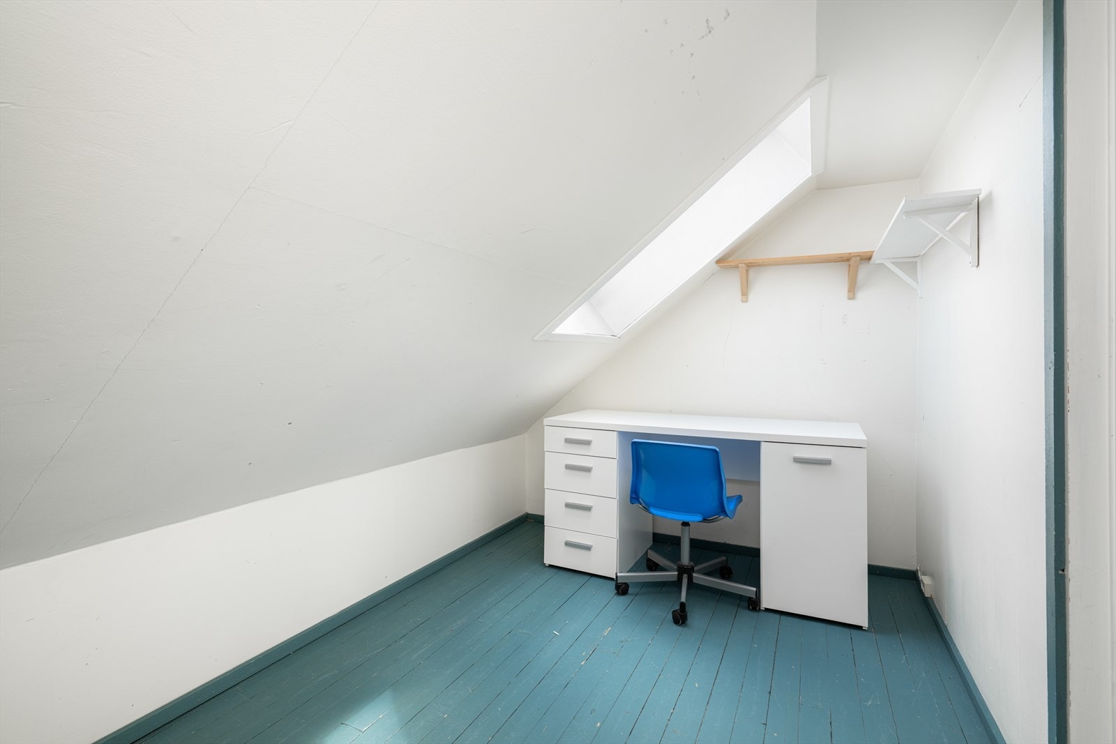 Kontor Inntil loftstua er det etablert en kjekk kontorløsning. Galleribilde