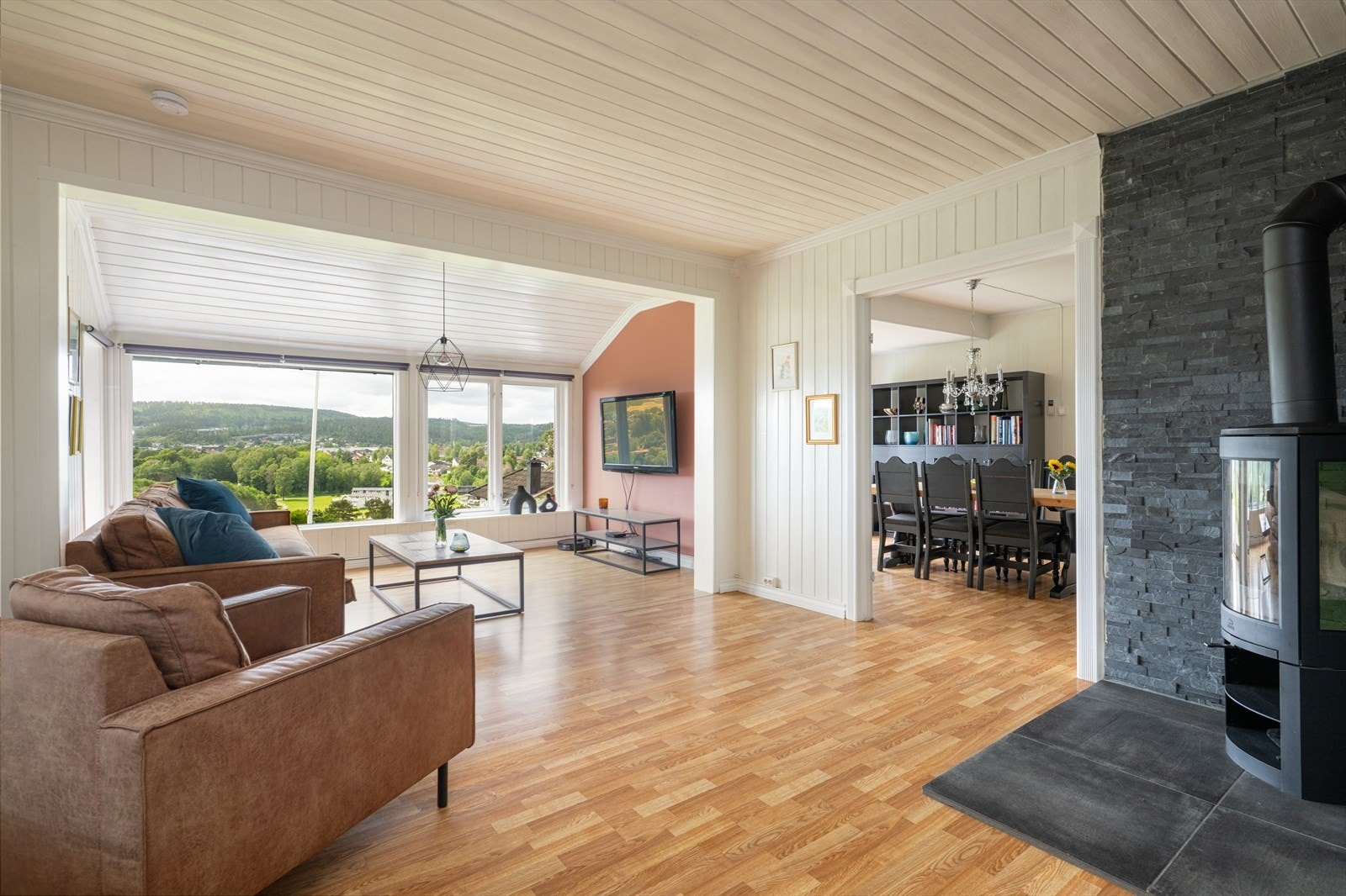 Den innholdsrike boligen har vært jevnlig vedlikeholdt både utvendig og innvendig opp gjennom årene, og av nyere dato kan nevnes nytt, stilrent kjøkken med integrerte hvitevarer samt nytt sikringsskap i 2019. Galleribilde