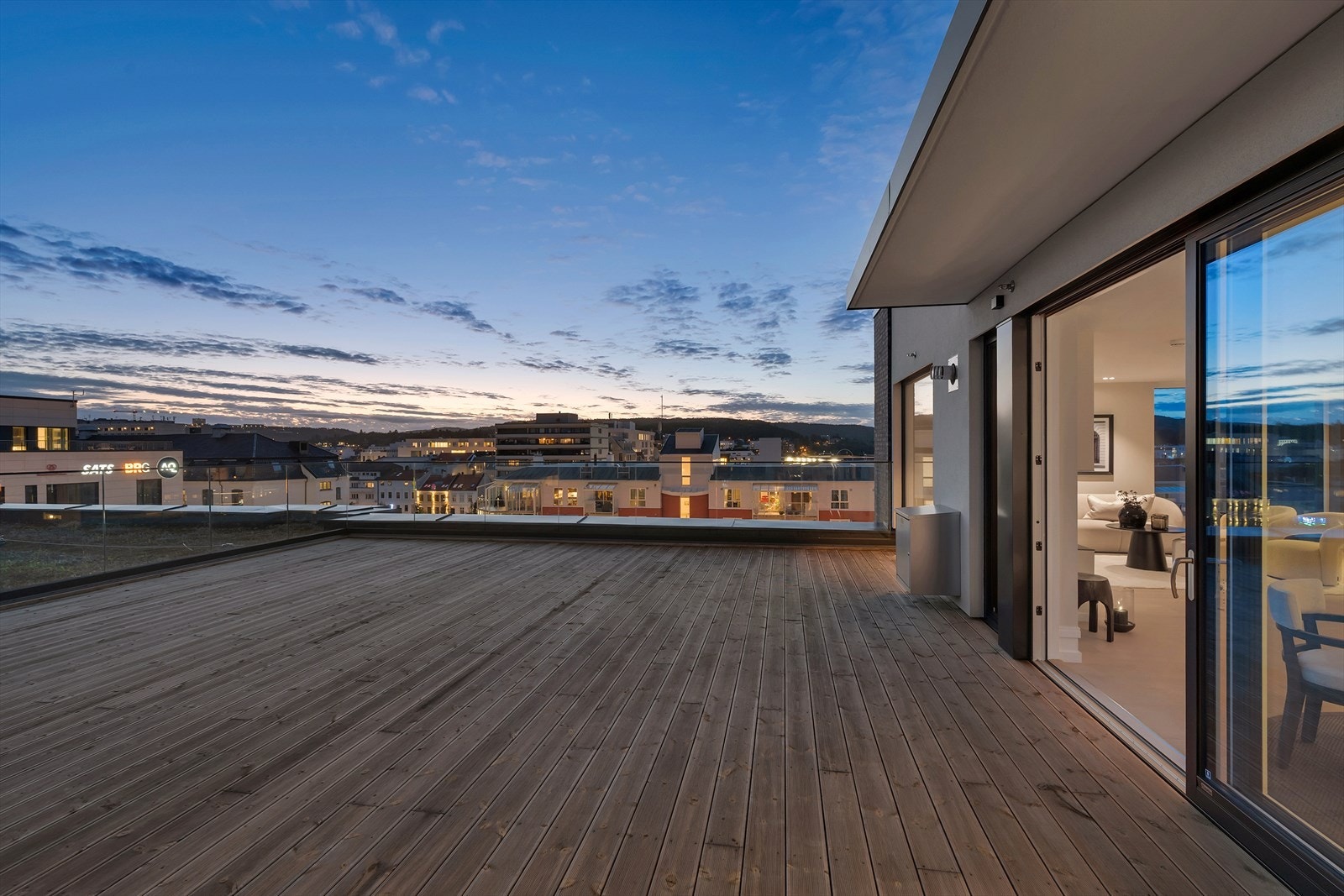 Stor takterrasse på 80,9 kvadratmeter som byr på god utsikt. Galleribilde