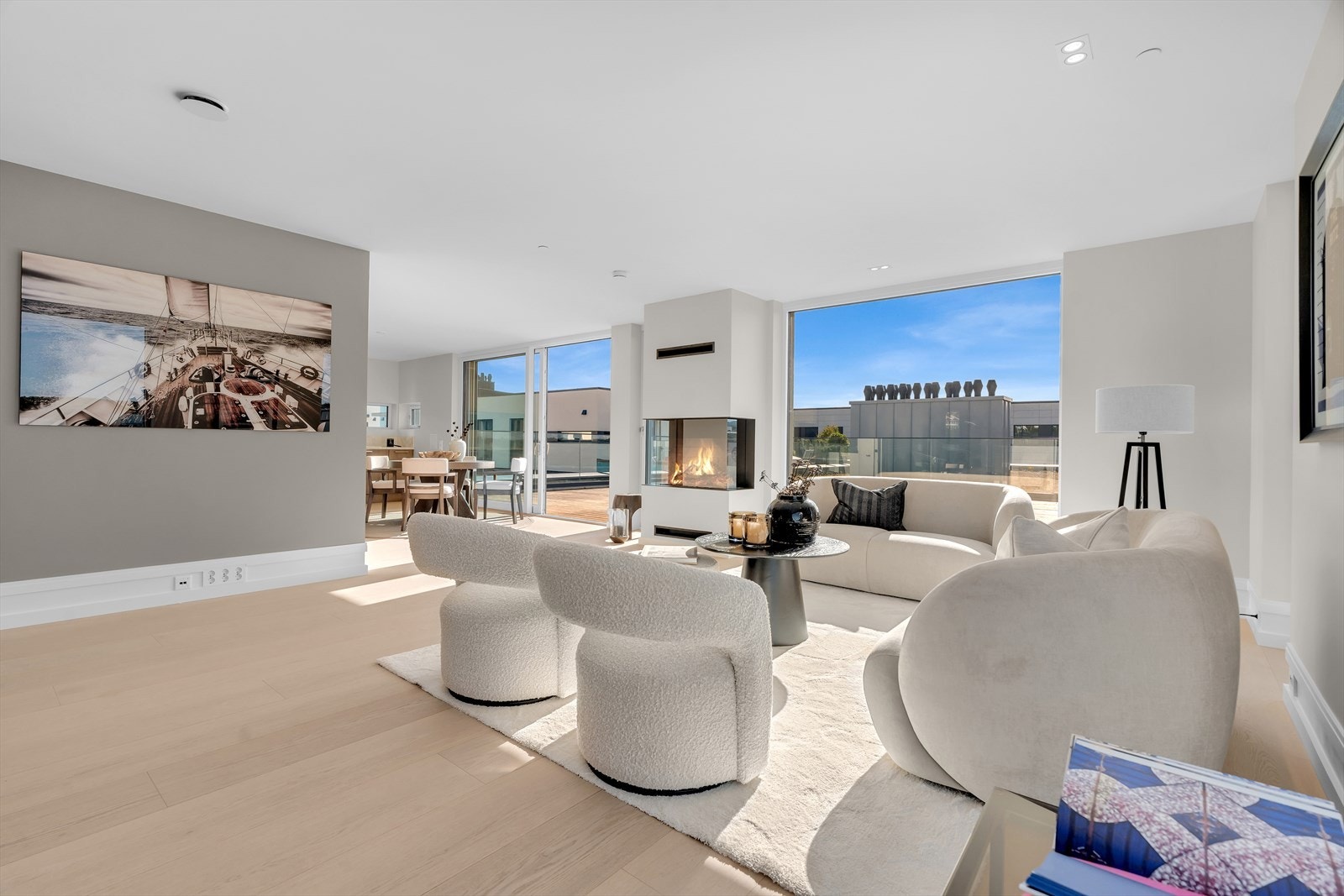 Åpen løsning mellom stue og kjøkken som gir lys, luft og god romfølelse. Galleribilde