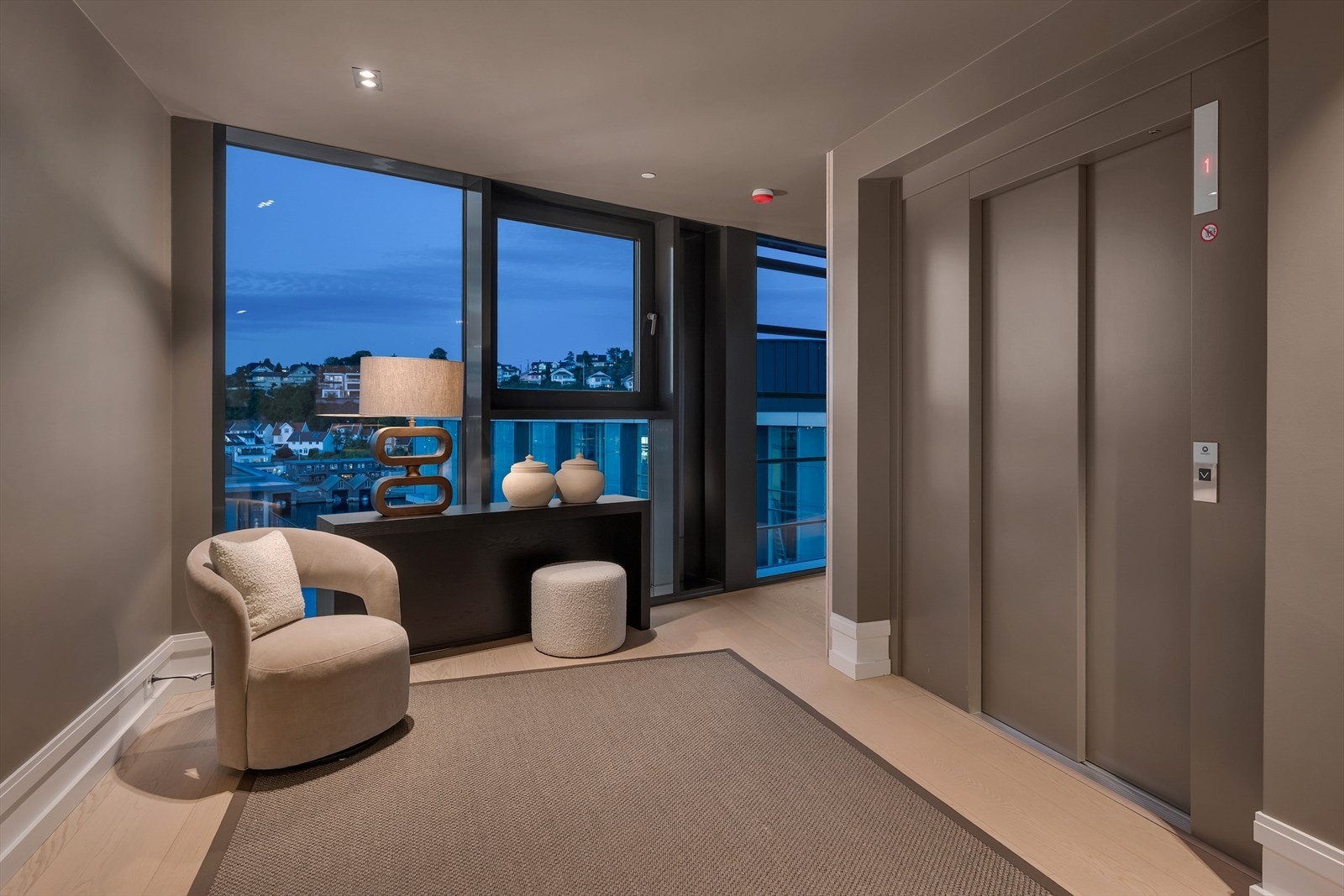 Fra heisen kommer man rett inn i leiligheten da dette er eneste leilighet i toppetasjen (det er kodelås i heisen for å komme inn).. Galleribilde