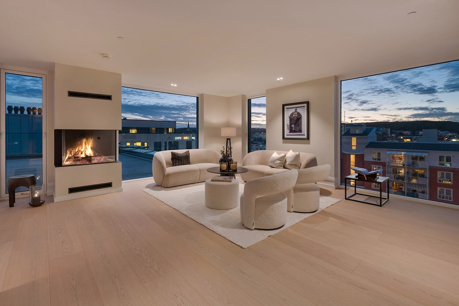 I stue er det vindu fra gulv til tak som slipper inn godt med lys og gir et eksklusivt preg. Galleribilde