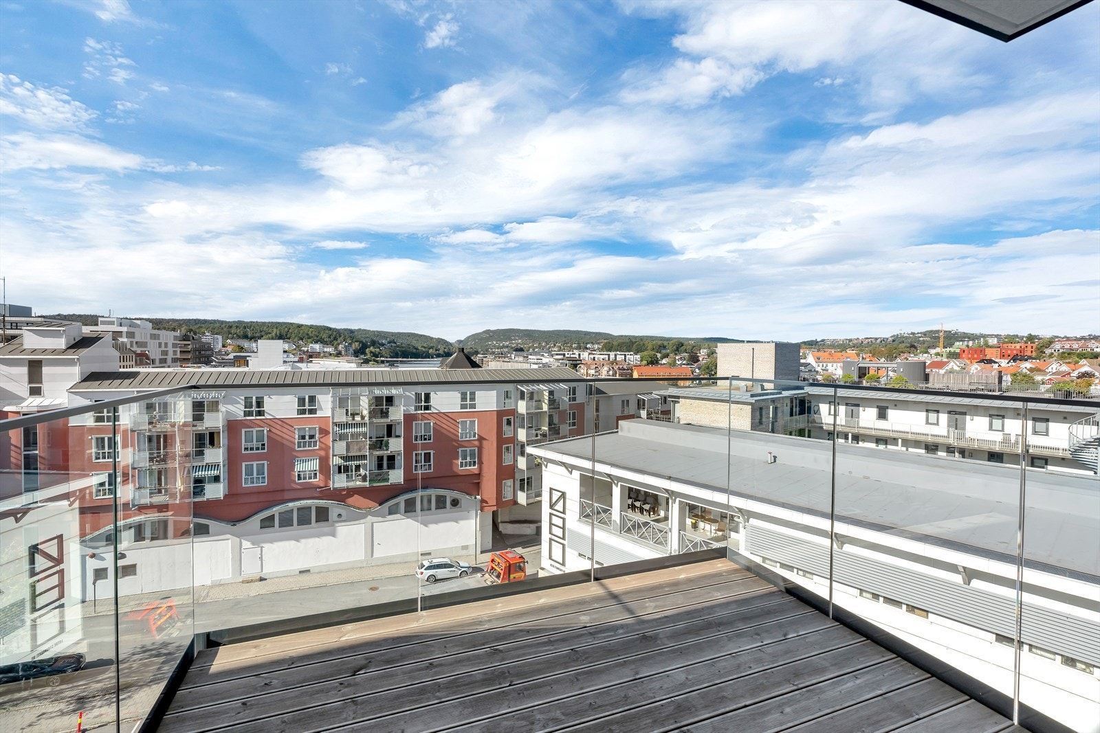 Balkong på 7,6 kvm og god mulighet for sittegruppe og dekorative planter. Galleribilde